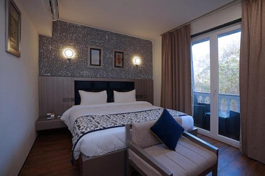 Deluxe Double Room with Private Balcony and Pool View - Full Day Happy Hours - Photo 1