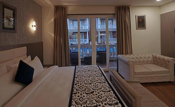 Deluxe Double Room with Private Balcony and Pool View - Full Day Happy Hours - Photo 2
