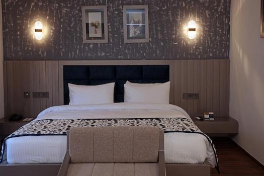 Superior Double Room with Partial Pool View - Full Day Happy Hours - Photo 1