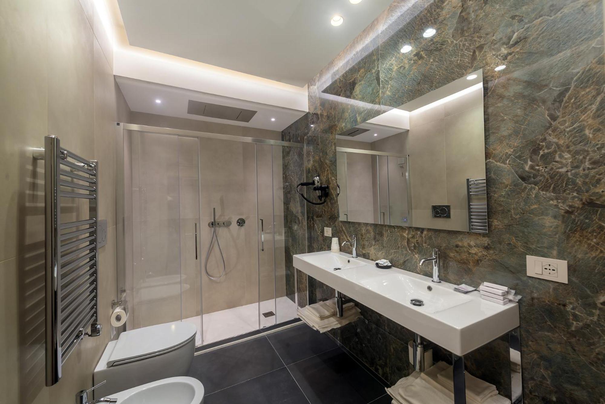 Junior Suite with Balcony - Photo 2