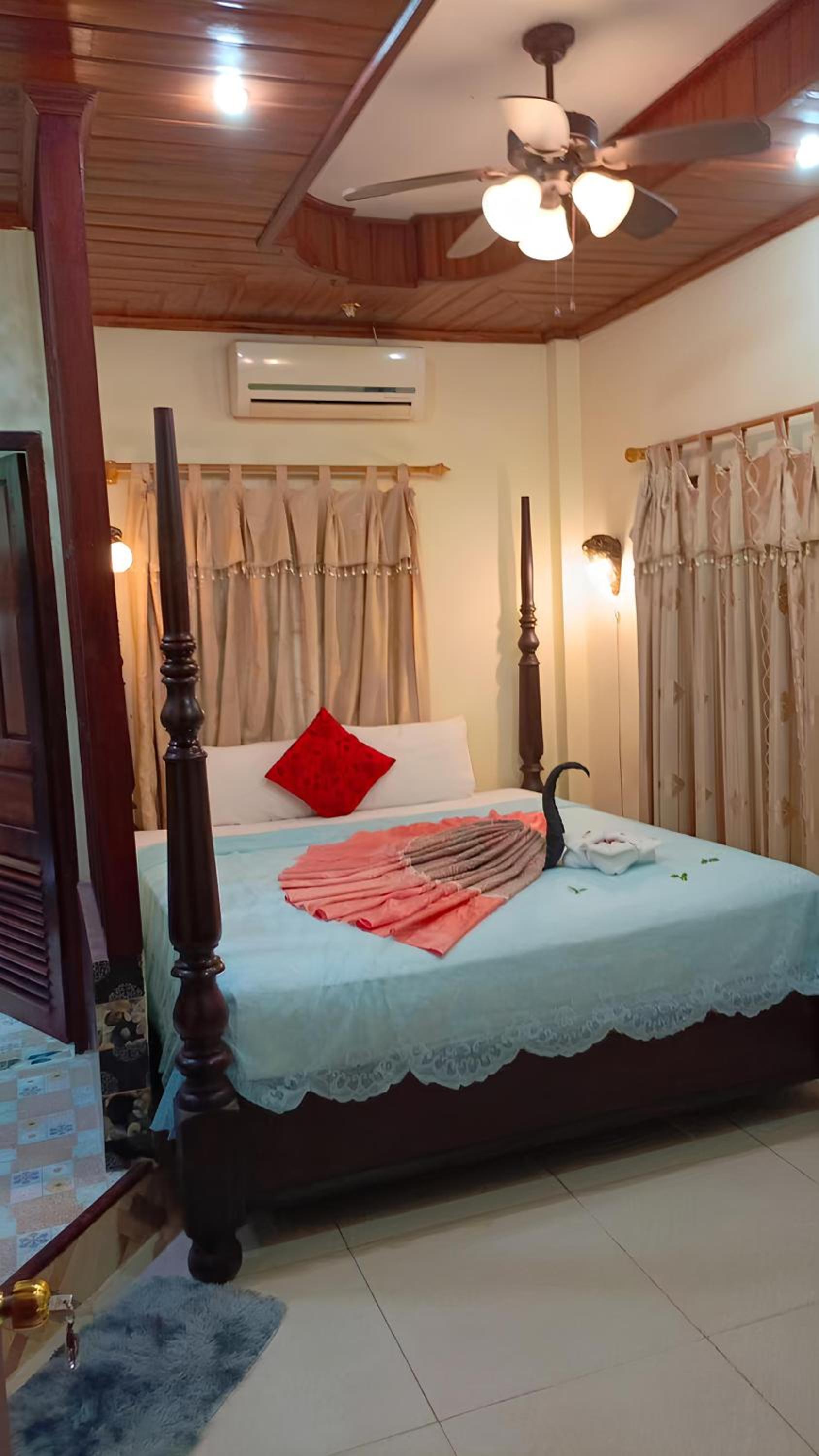 Deluxe King Room - Photo 6