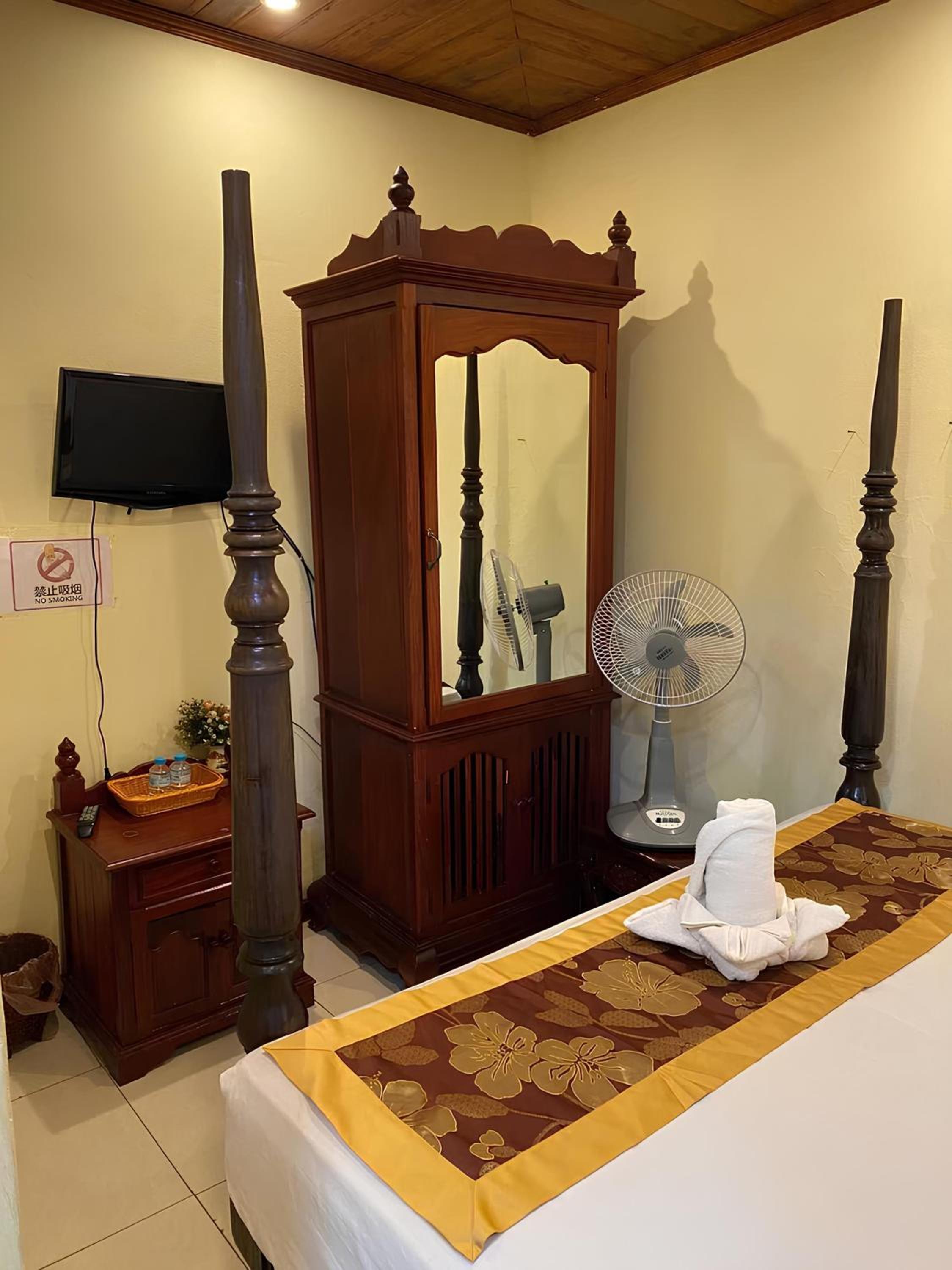 Deluxe King Room - Photo 5