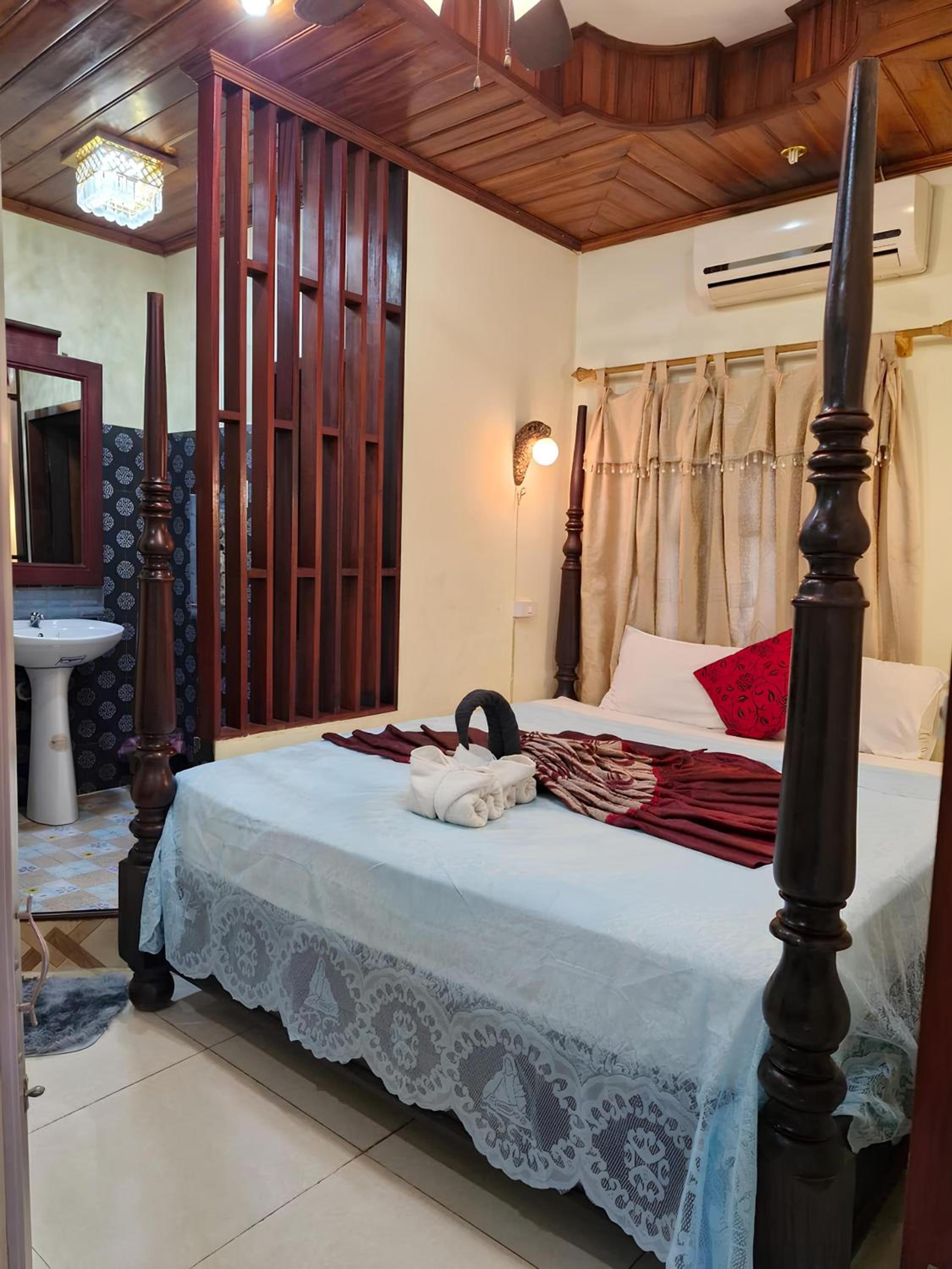 Deluxe King Room - Photo 4
