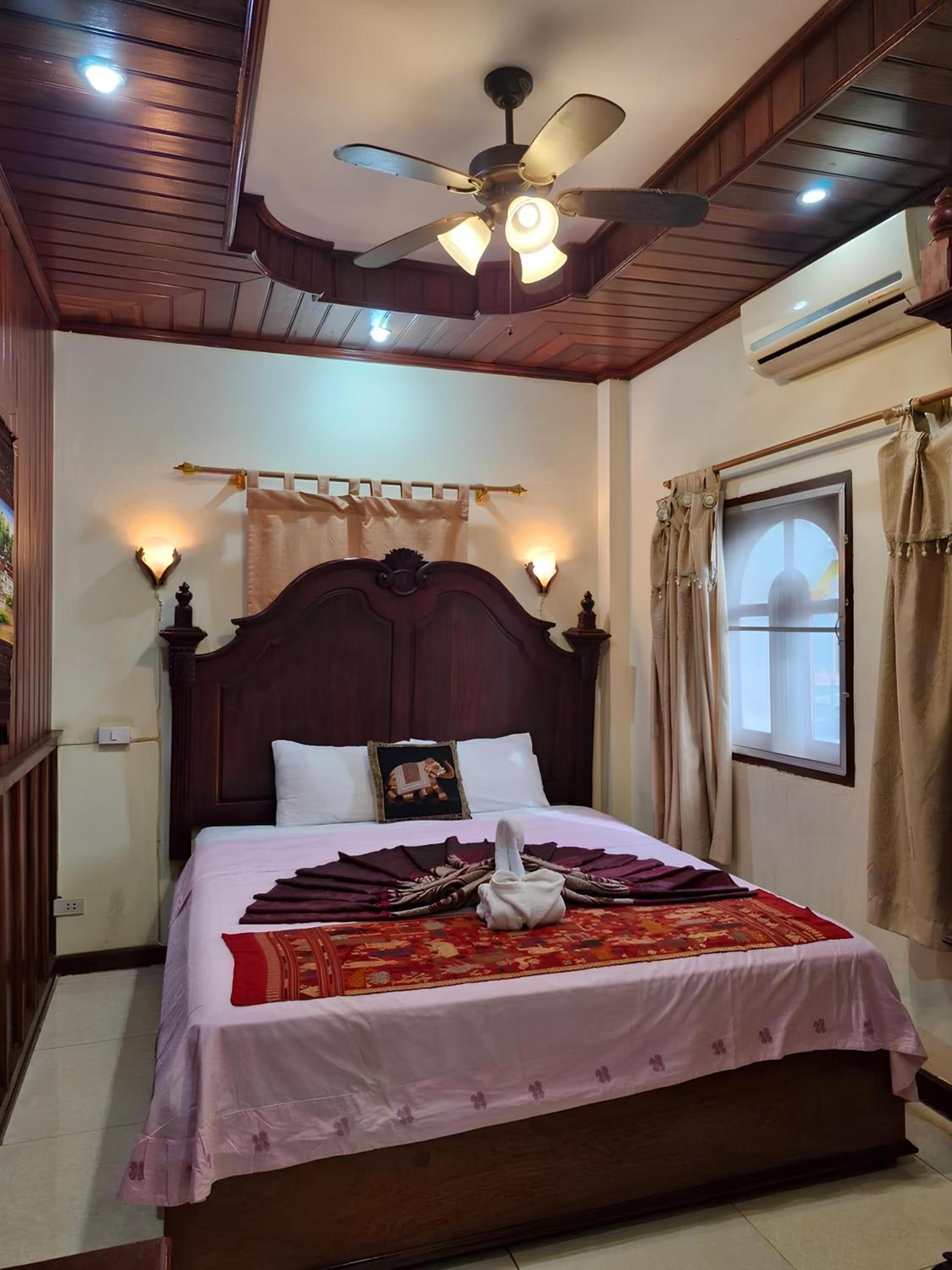 Deluxe King Room - Photo 2
