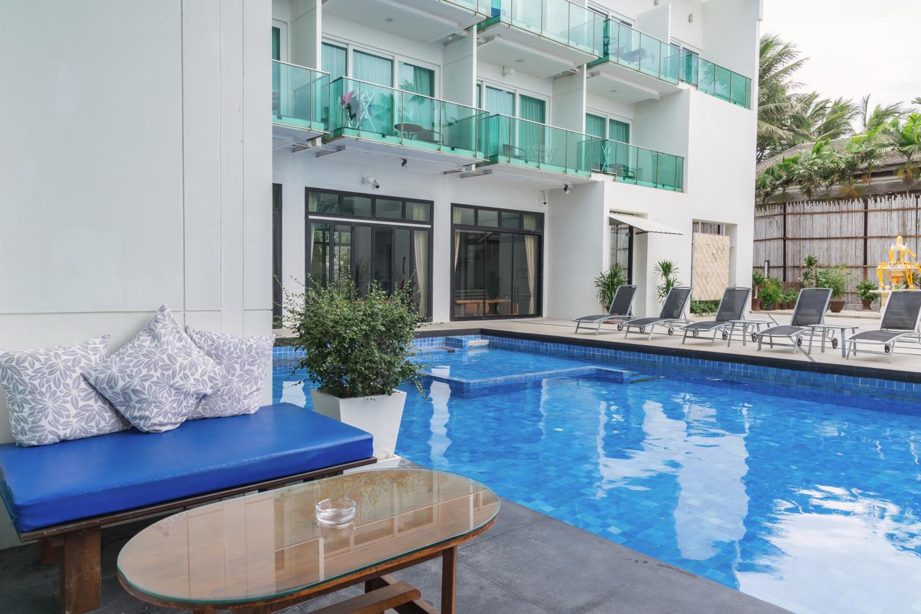 Deluxe Pool View photo 2
