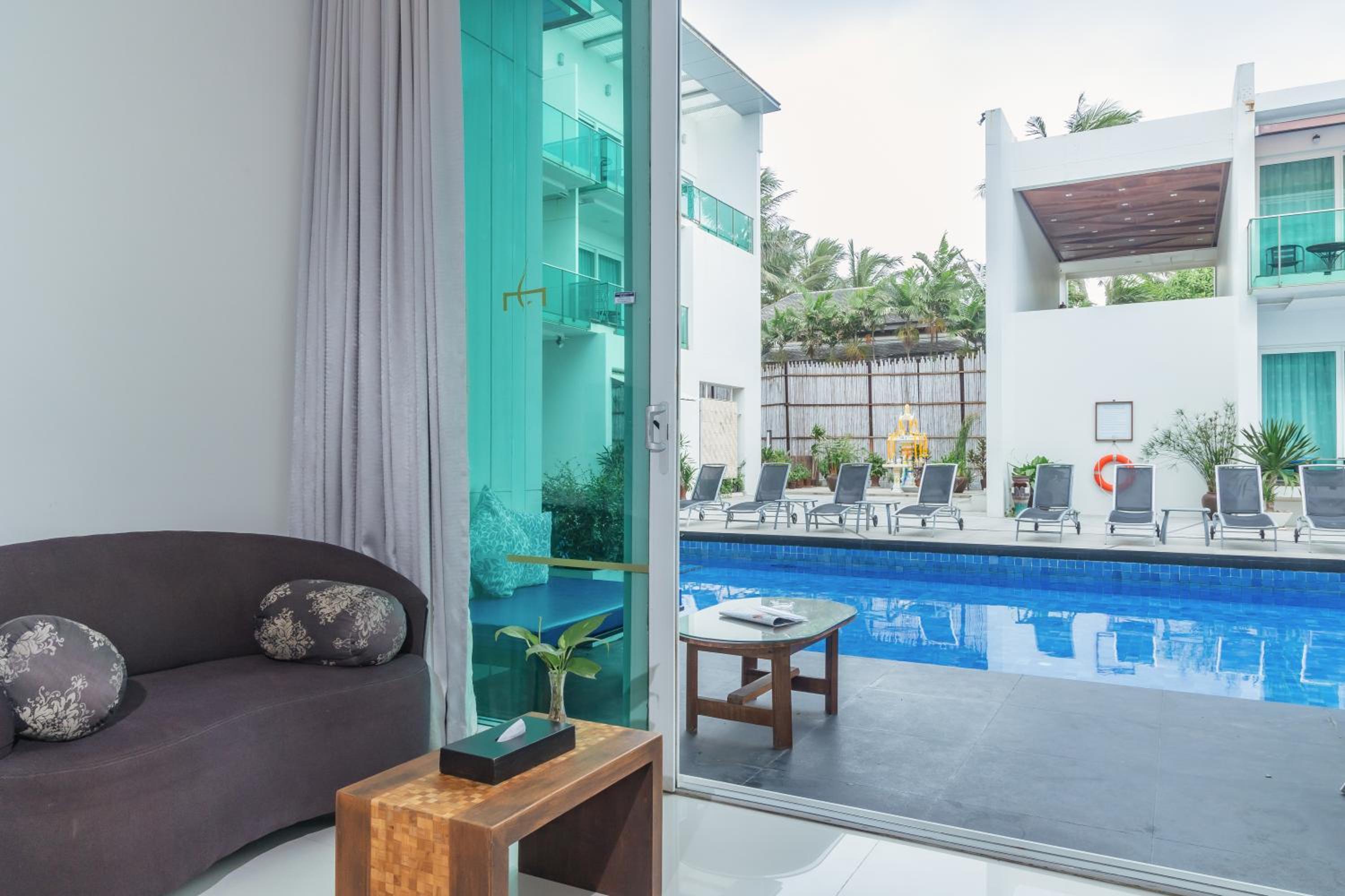 Deluxe Pool View photo 3