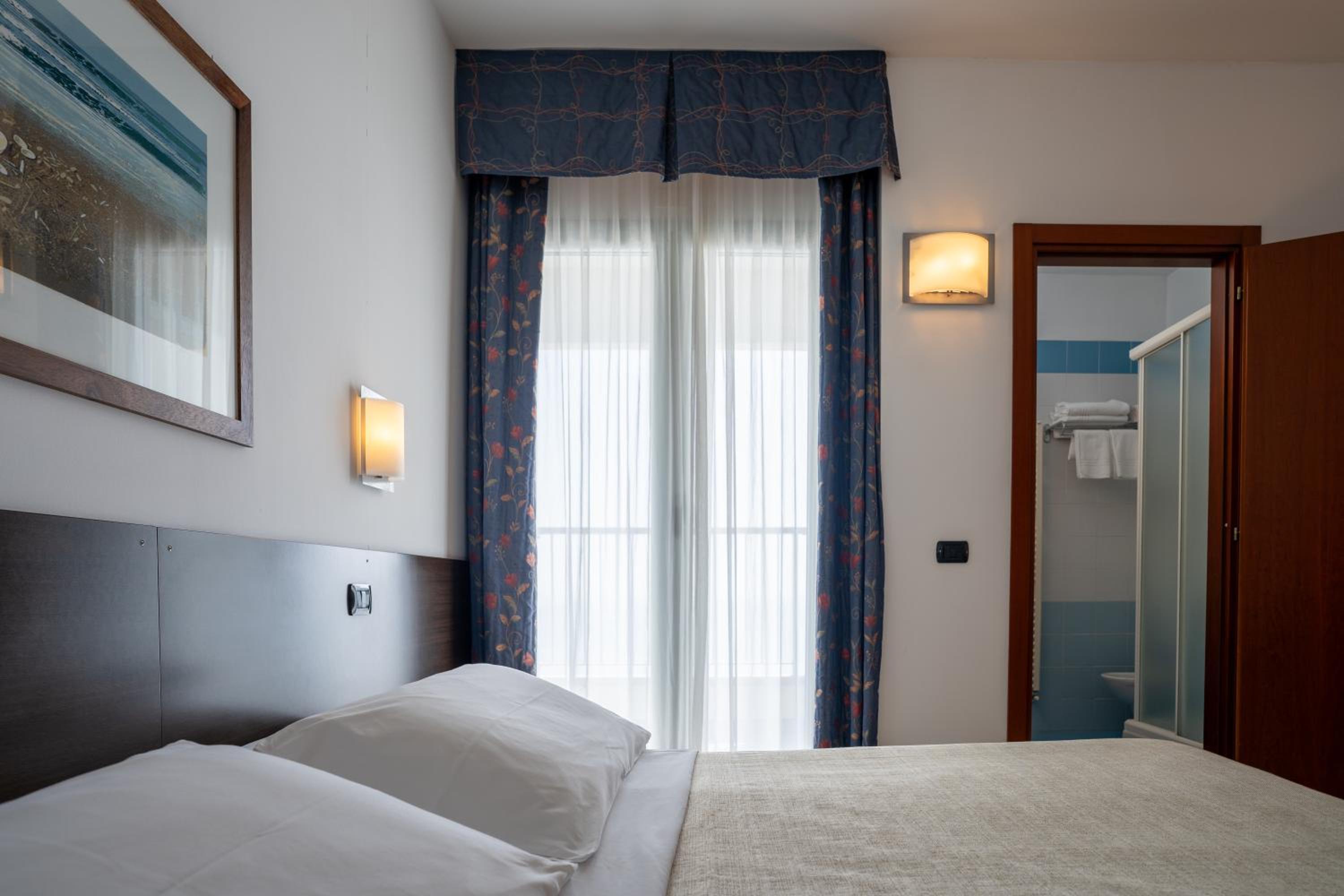 Double or Twin Room with Sea View photo 3
