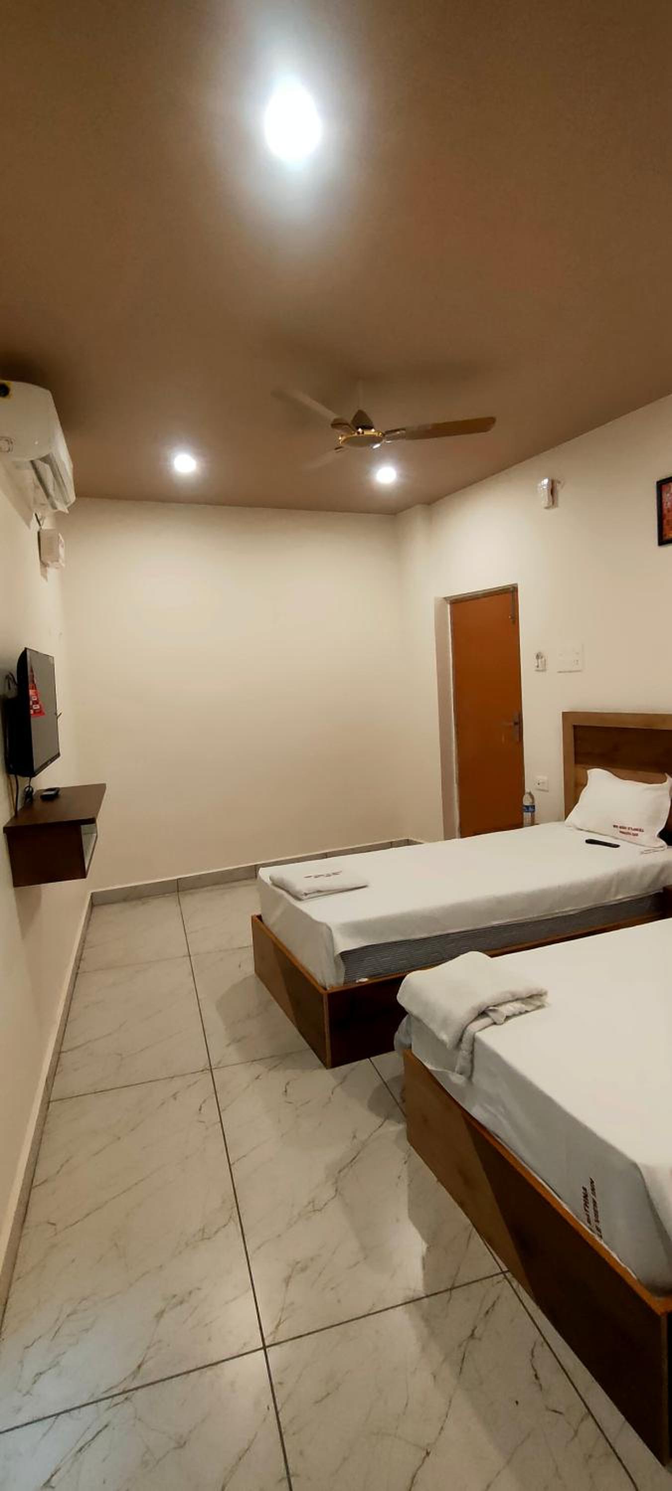 Deluxe Twin Room - Photo 10