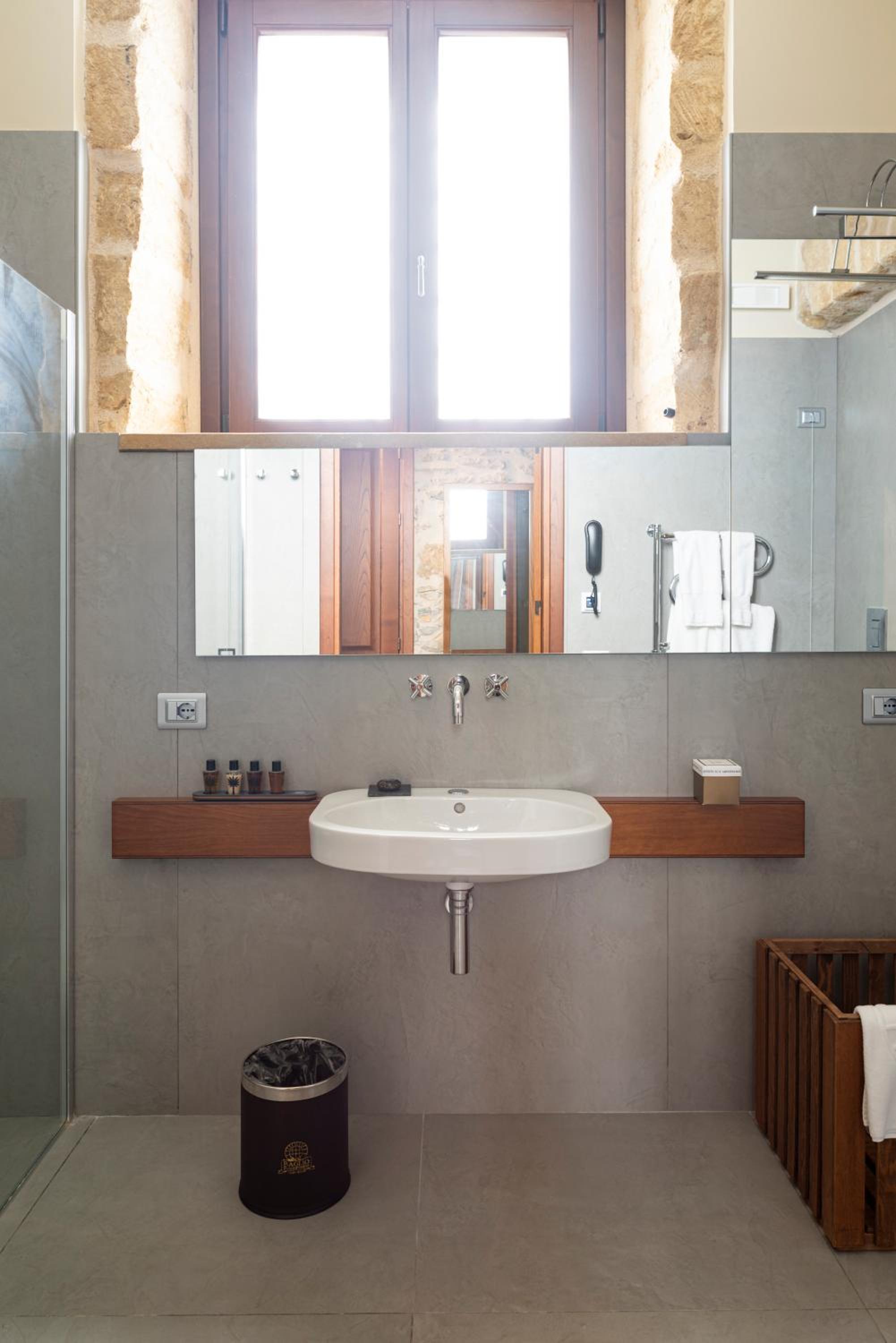 Suite - Photo 10