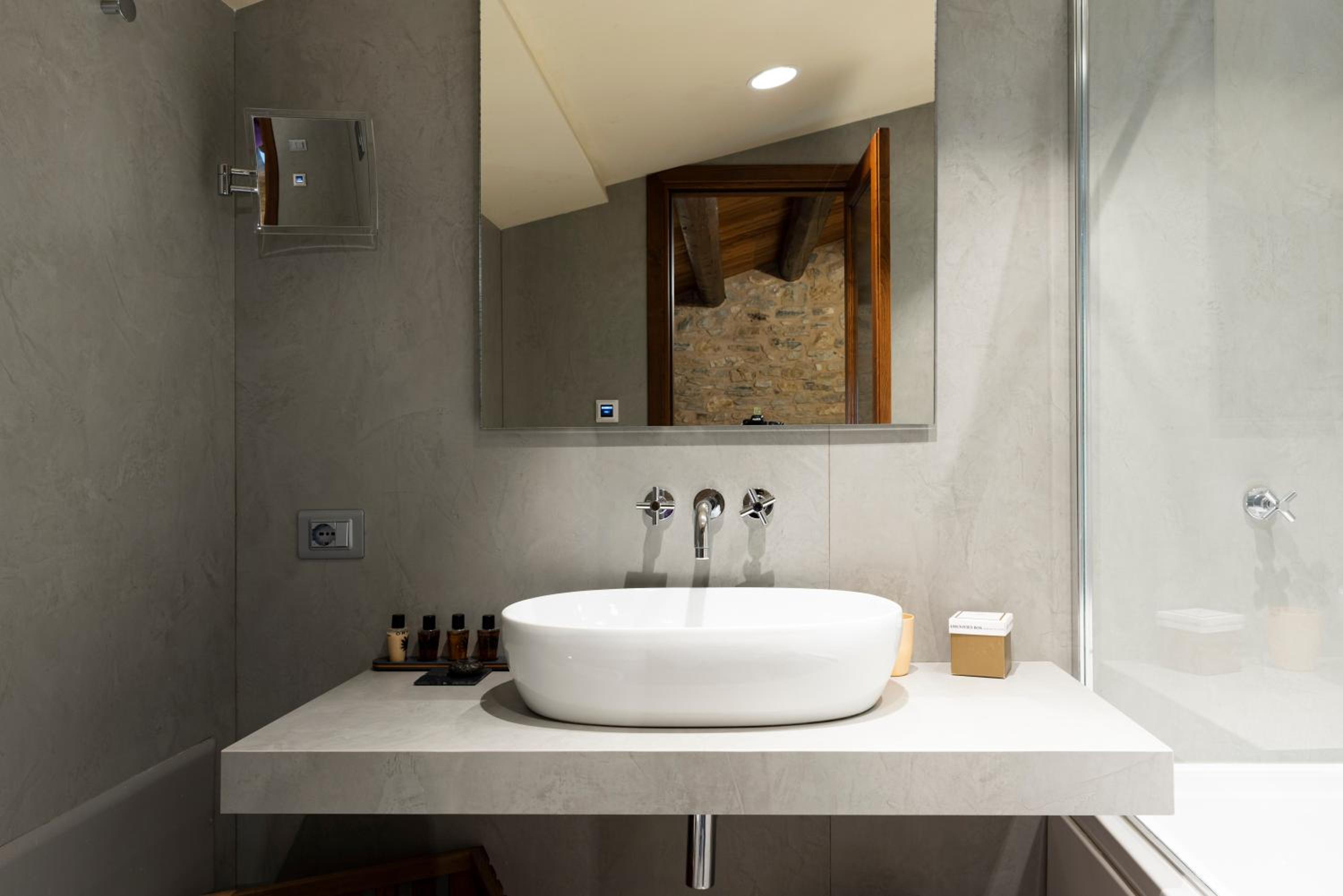 Suite with Spa Bath - Photo 12