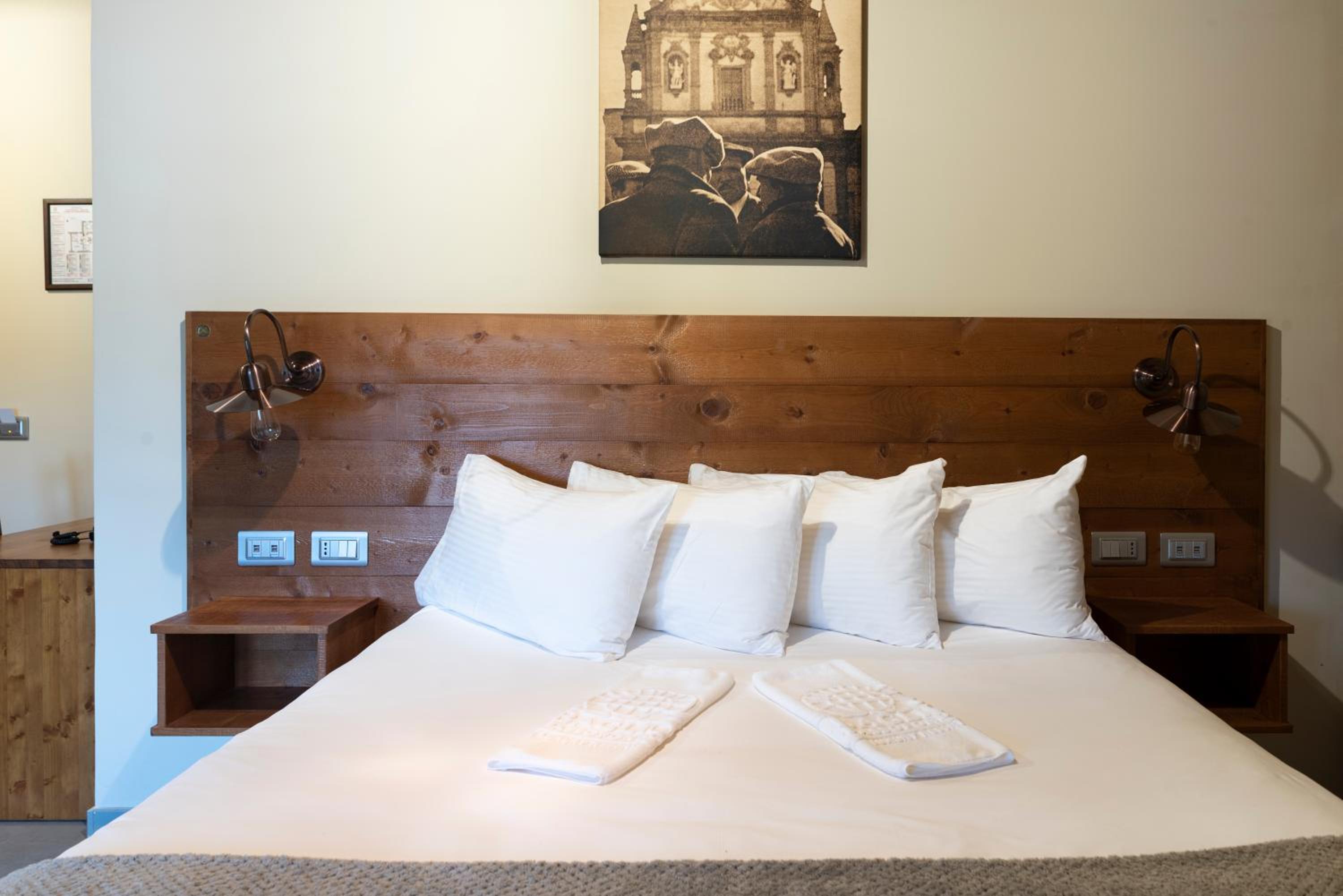 Suite with Spa Bath - Photo 2