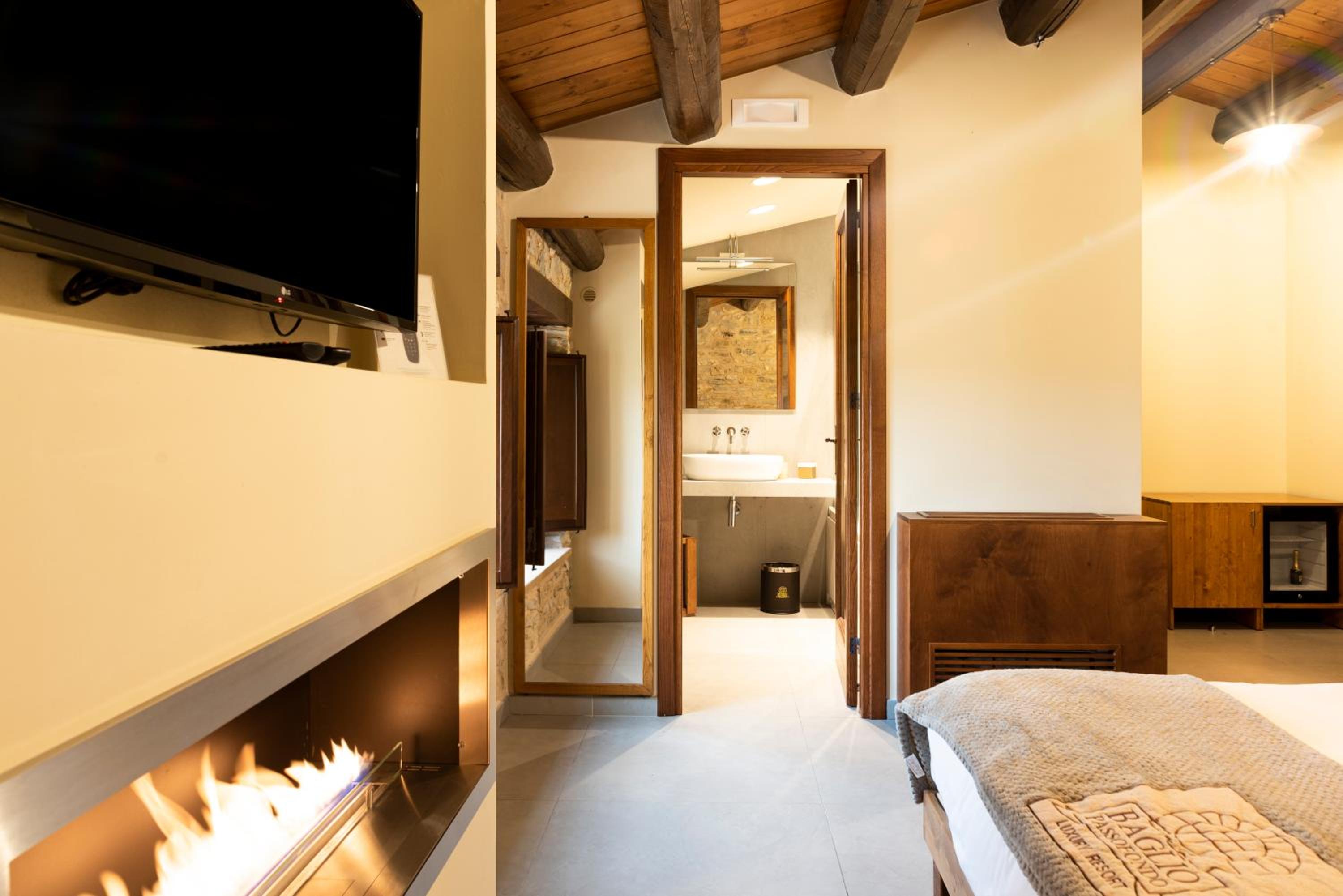 Suite with Spa Bath - Photo 17