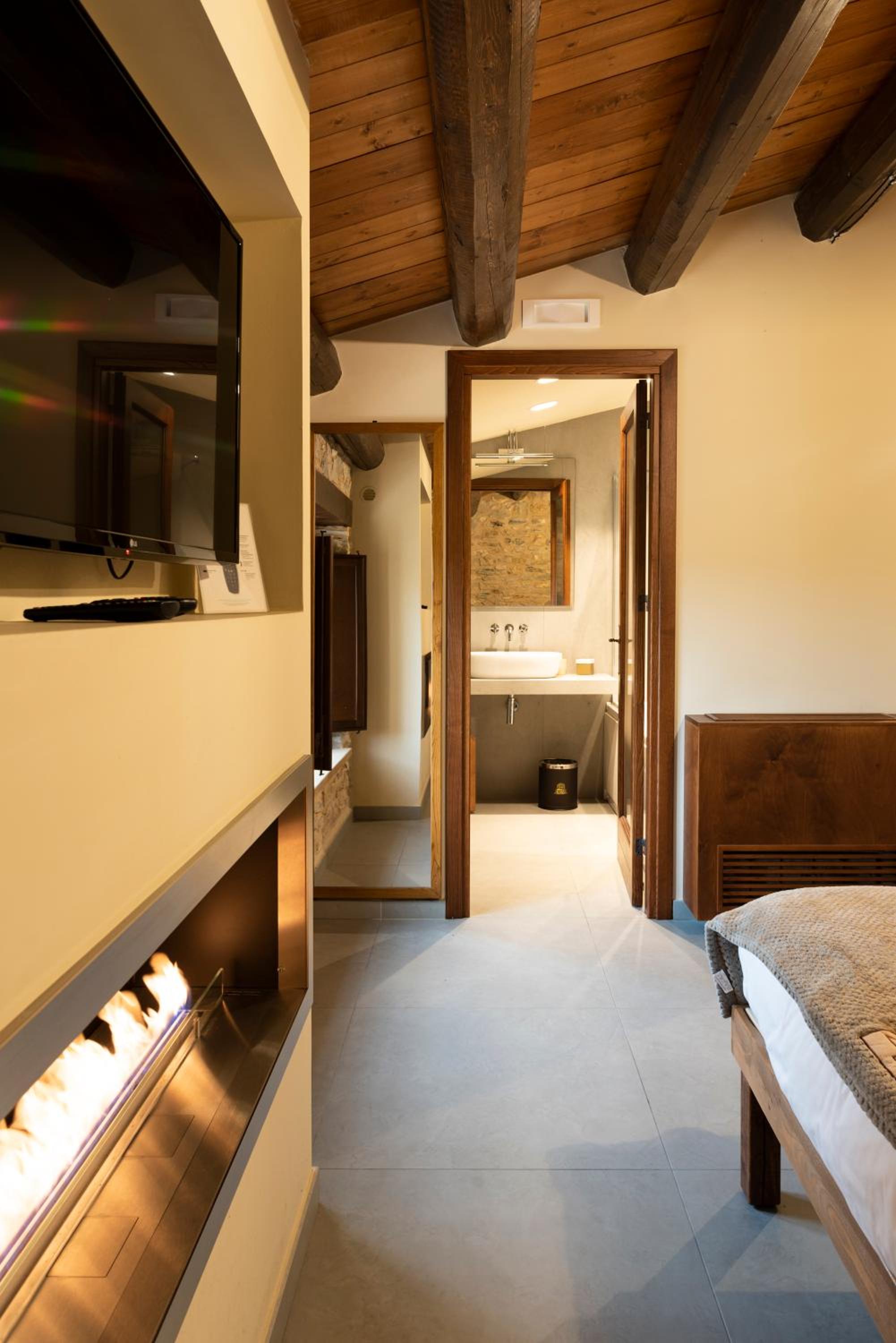 Suite with Spa Bath - Photo 15