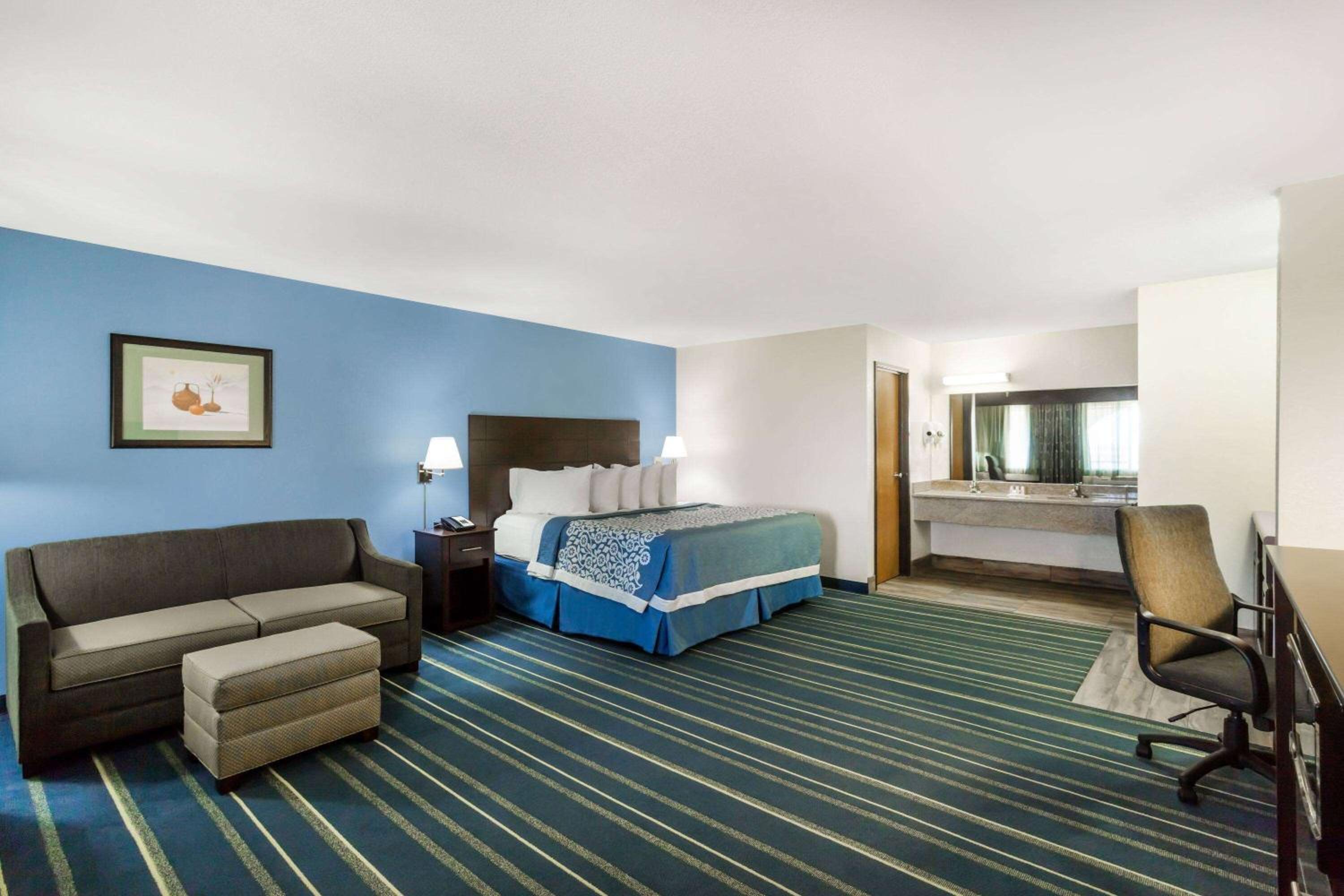 One-Bedroom Queen Suite - Non-Smoking - Photo 1