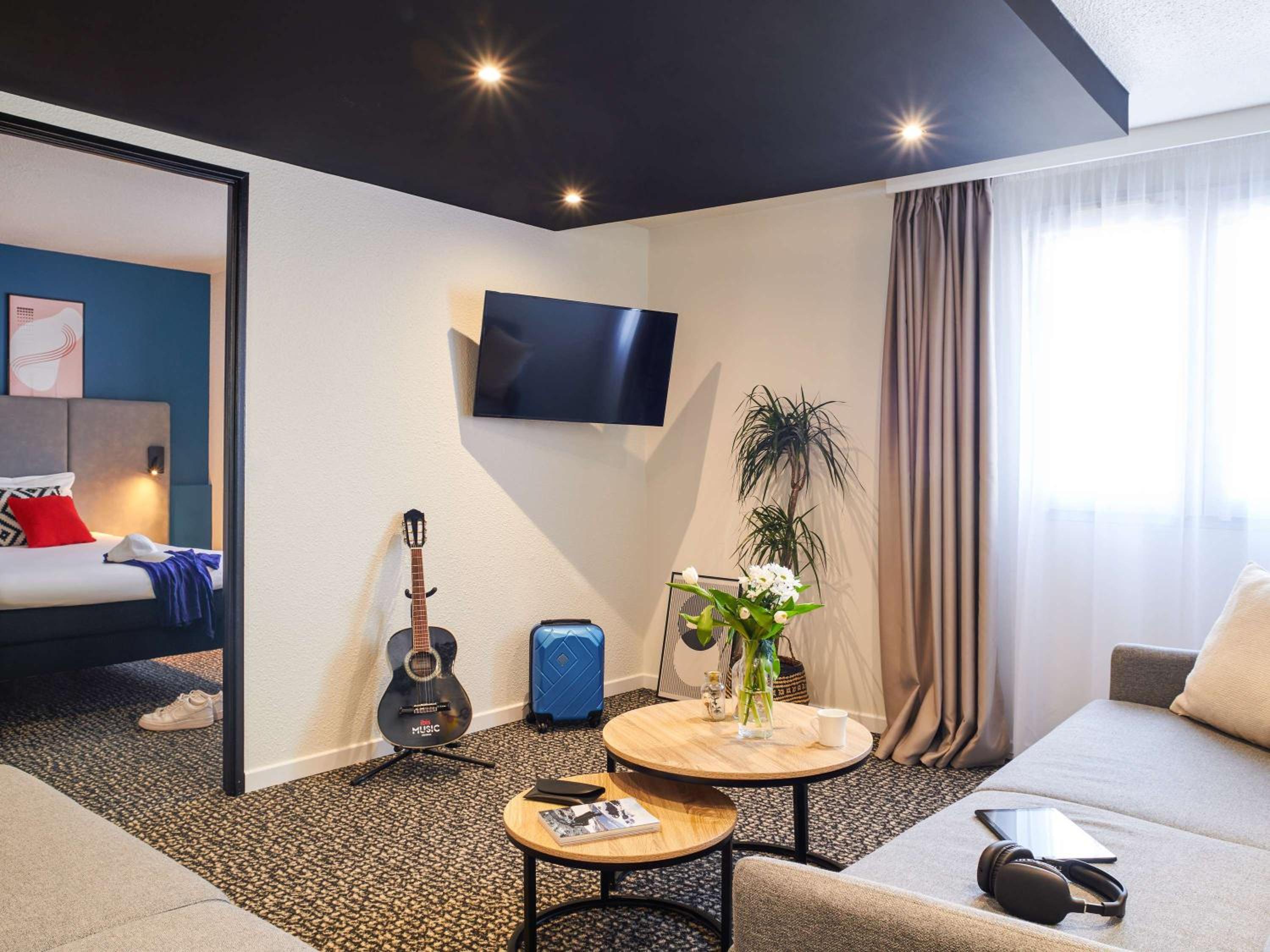 Junior Suite with One Queen Bed and Two Sofabeds - Photo 4