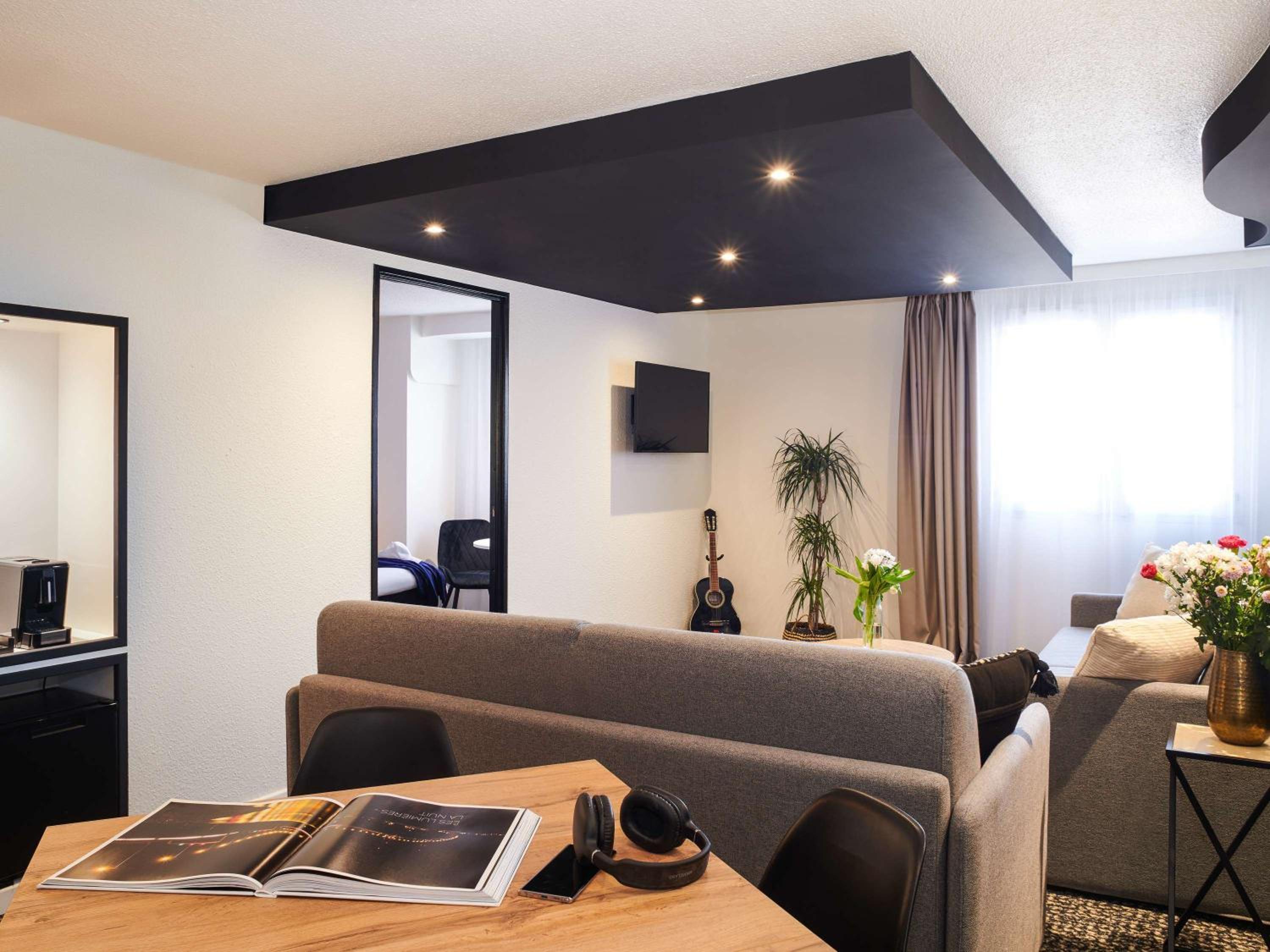 Junior Suite with One Queen Bed and Two Sofabeds - Photo 3