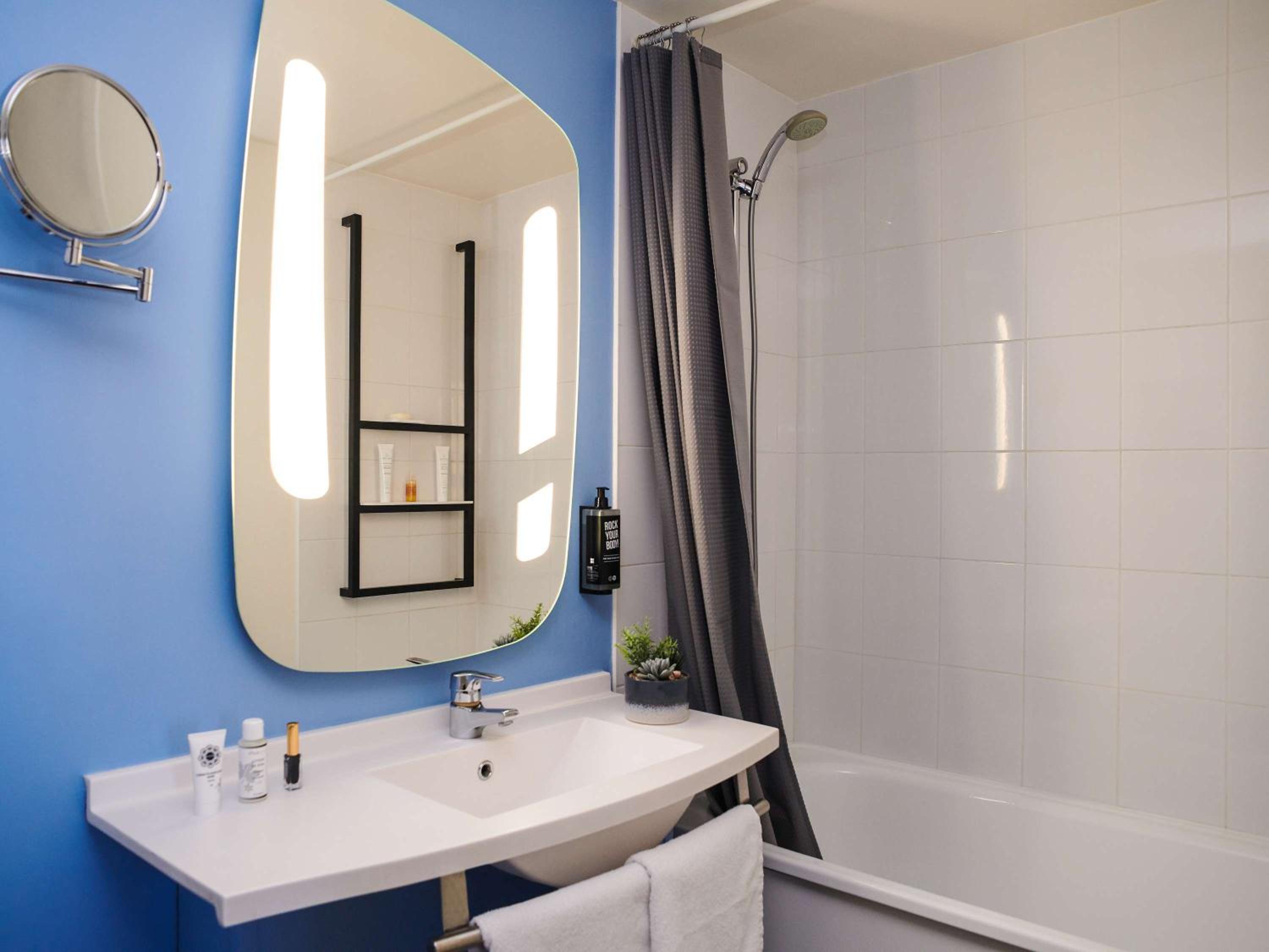 Junior Suite with One Queen Bed and Two Sofabeds - Photo 6