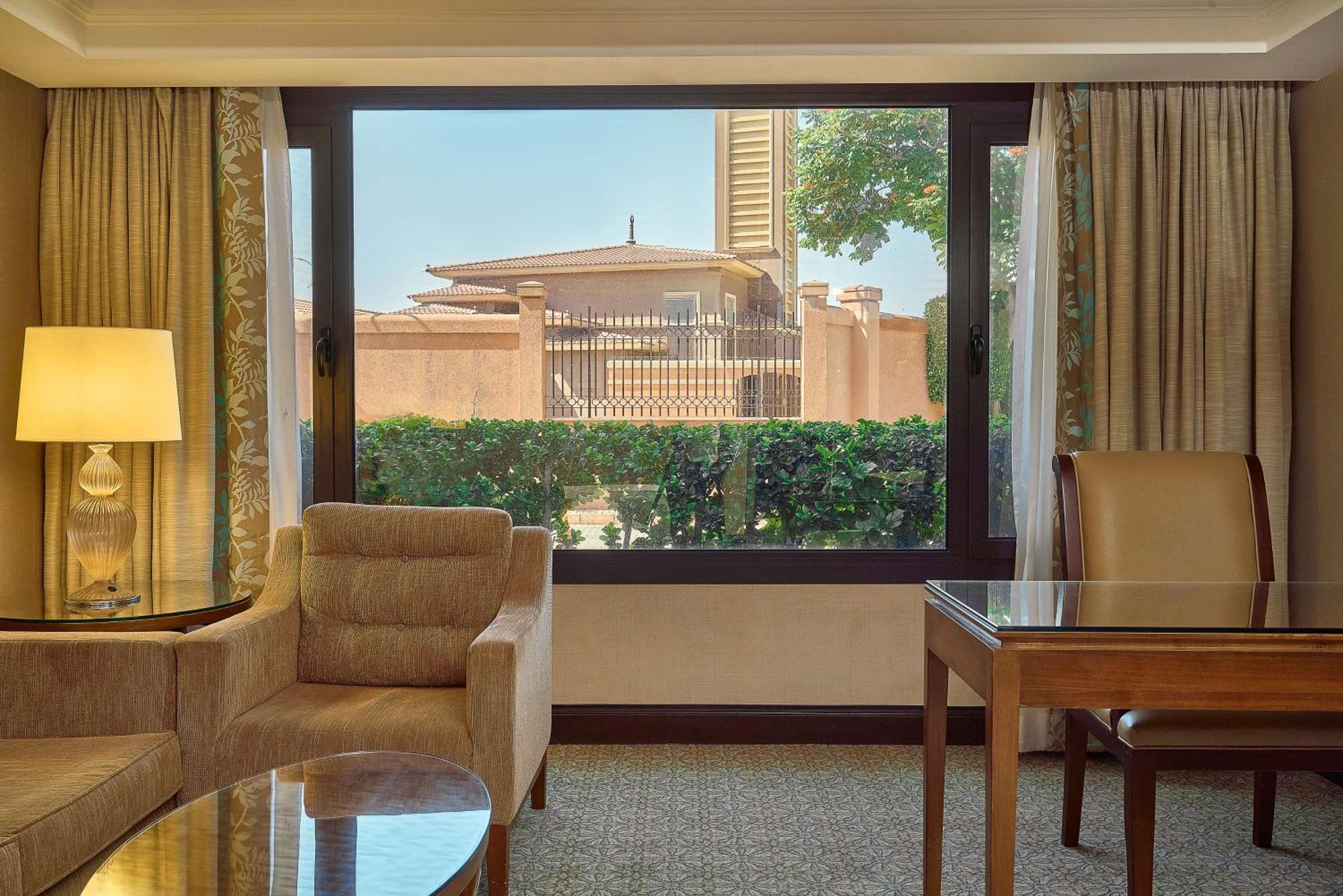 Deluxe King Room with Pool View thumbnail 6