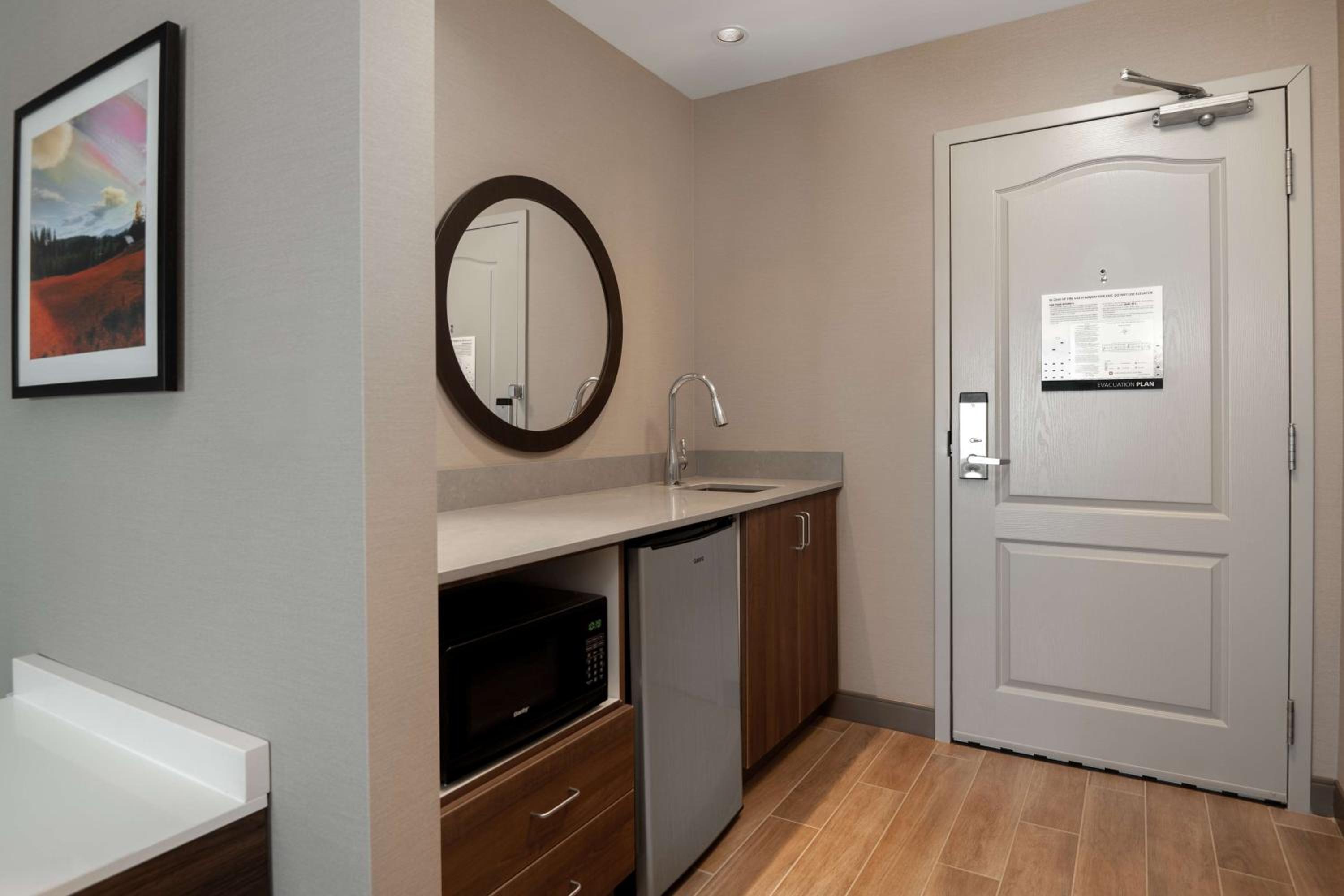 Premium King Studio with Wet Bar - Non-Smoking photo 2