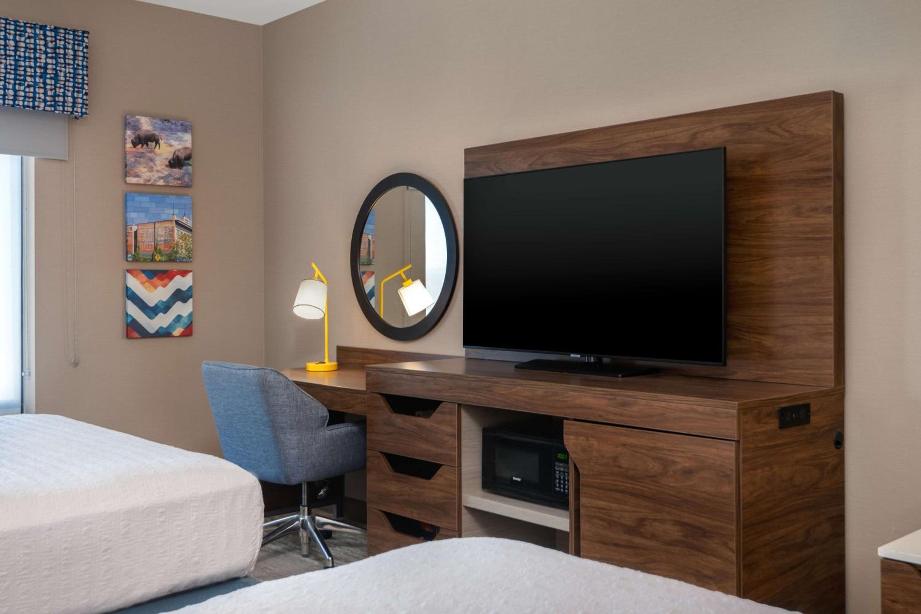 Queen Room with Two Queen Beds - Mobility and Hearing Access/Non-Smoking photo 2