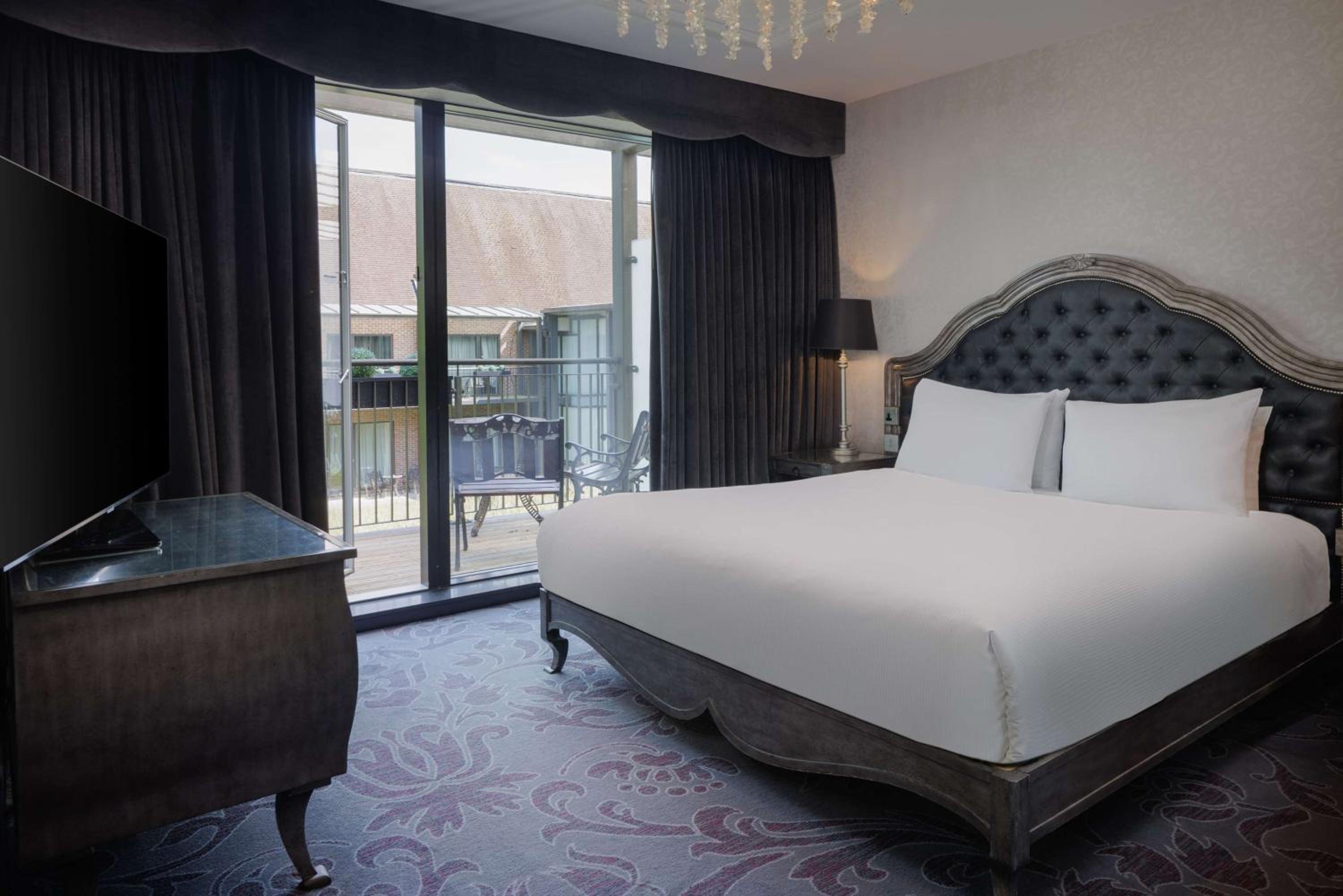 Deluxe Corner King Room - Photo 2