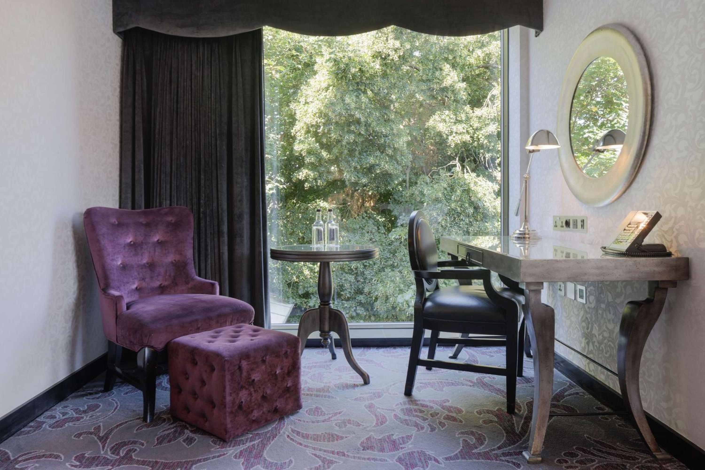 Deluxe Corner King Room - Photo 1