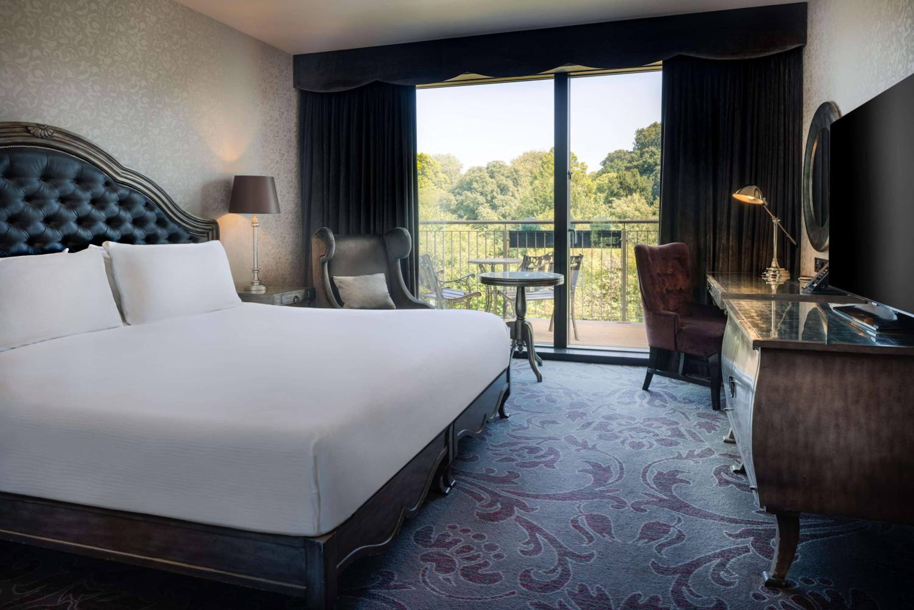 Deluxe King Room with View - Photo 4