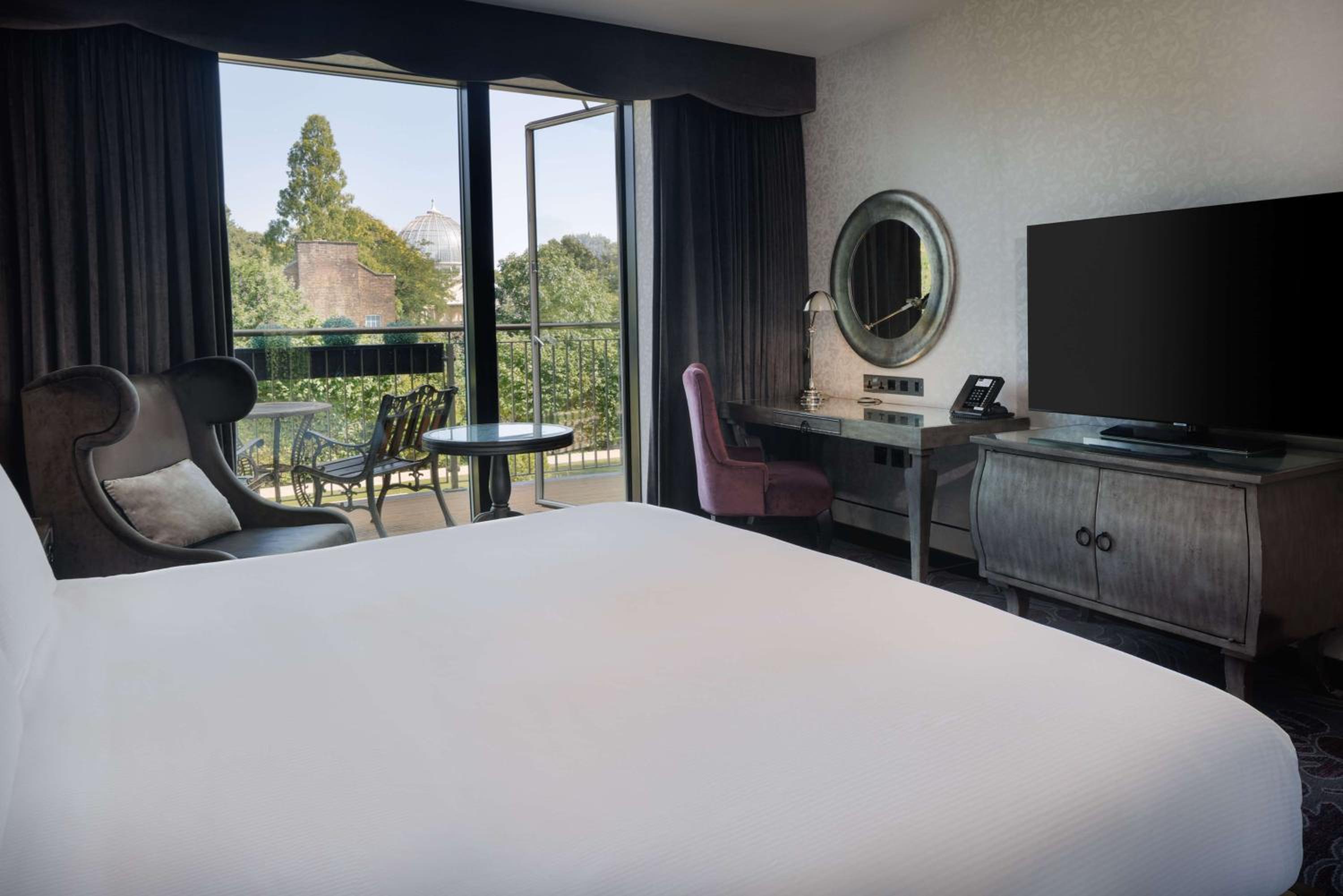 Deluxe King Room with View - Photo 5