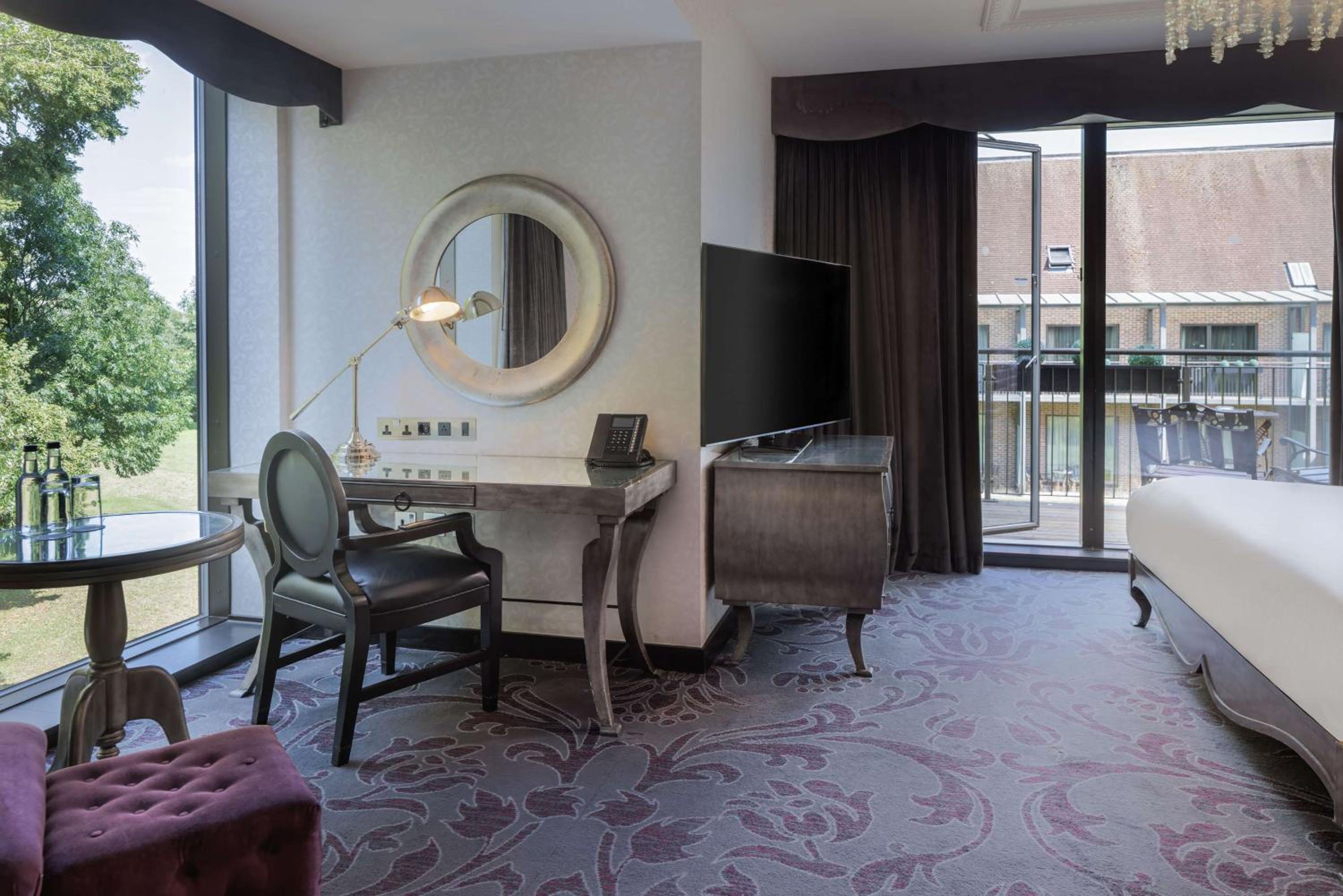 Deluxe Corner King Room - Photo 3