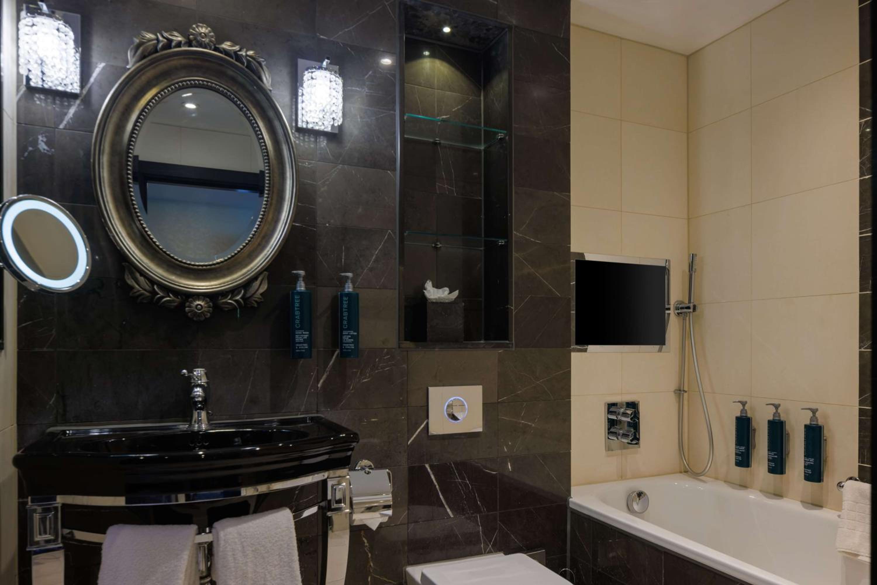 Deluxe King Room - Photo 3