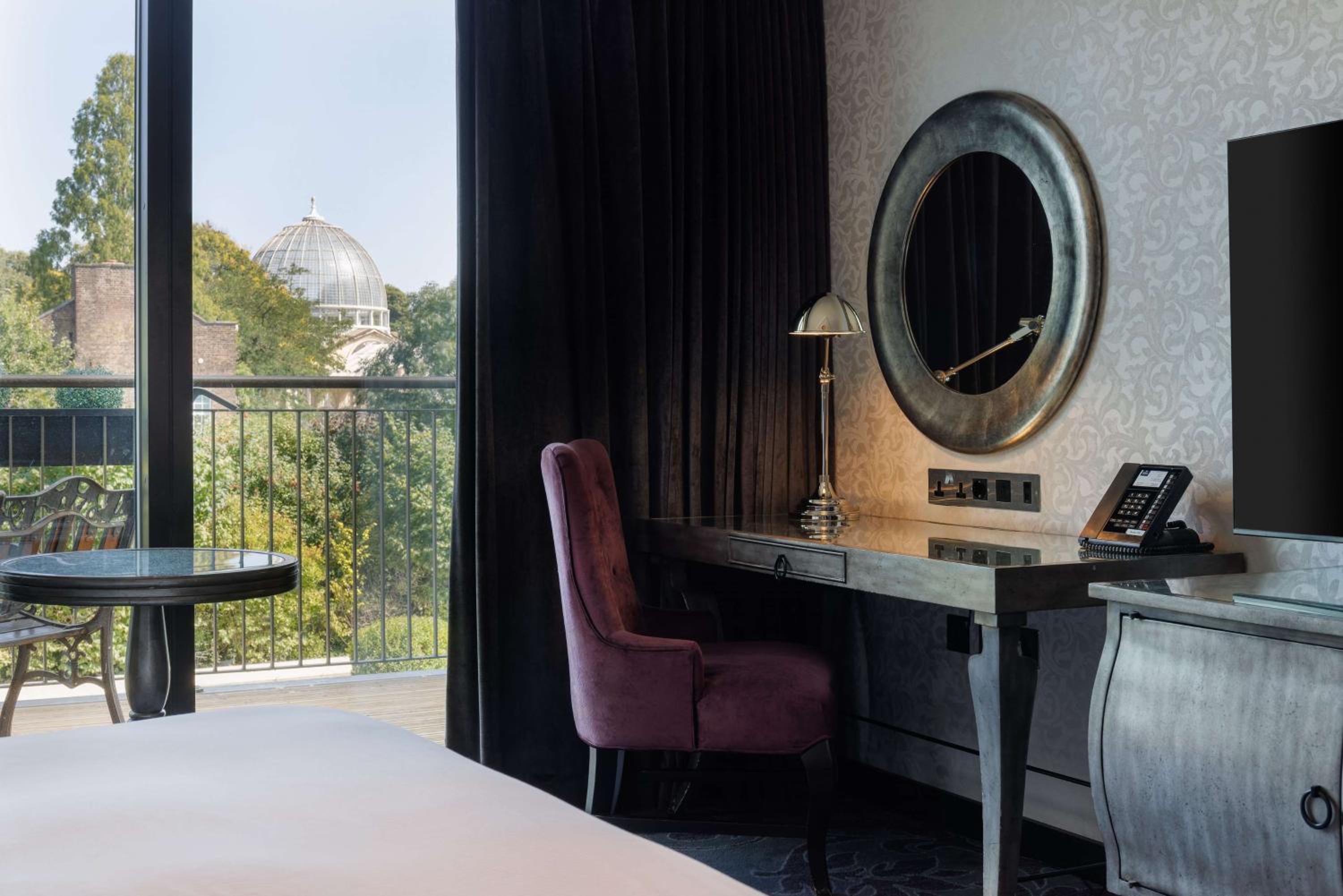 Deluxe King Room with View - Photo 7