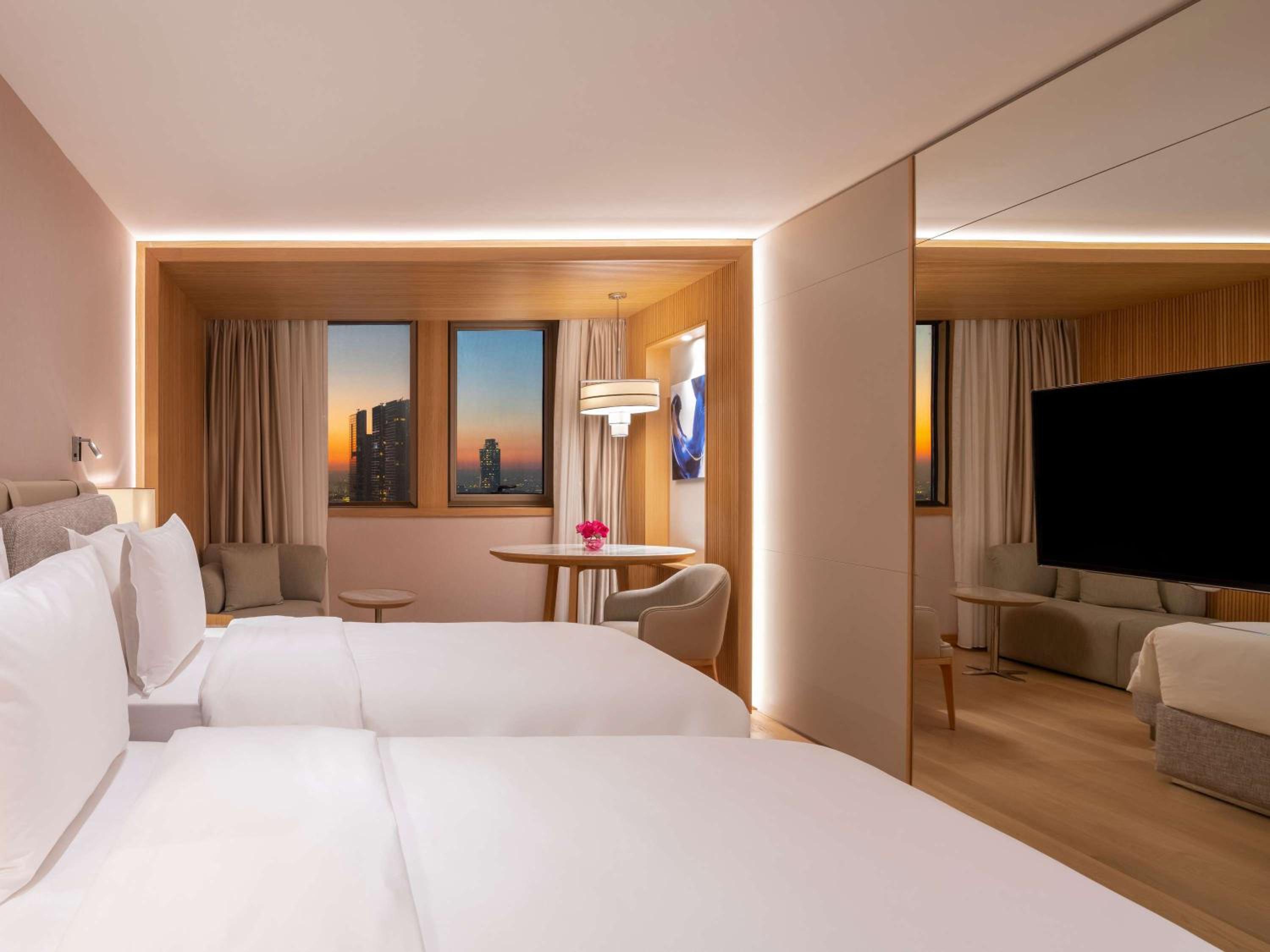 Deluxe Twin Room with City View - Photo 4