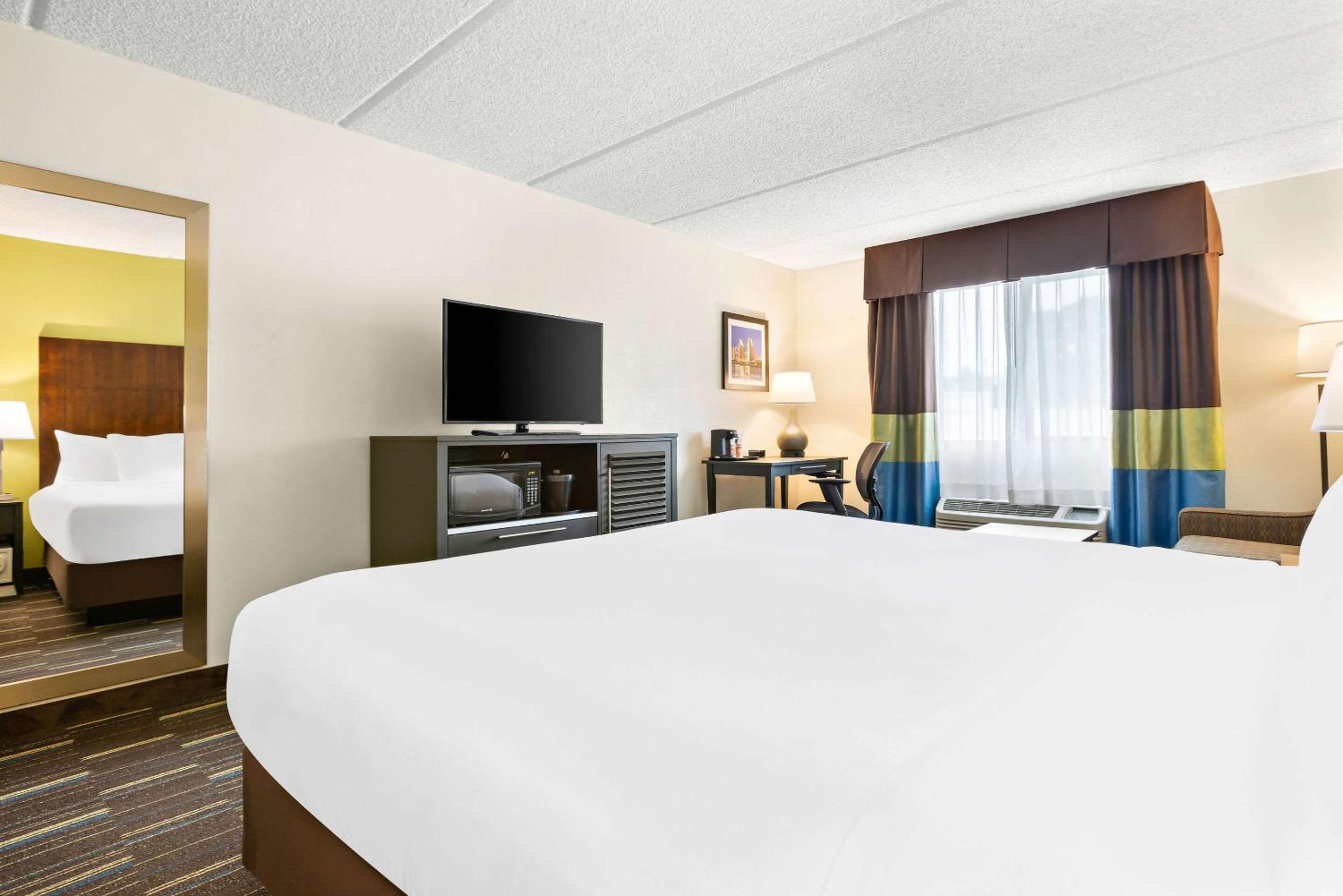 Superior Suite - Non-Smoking photo 2