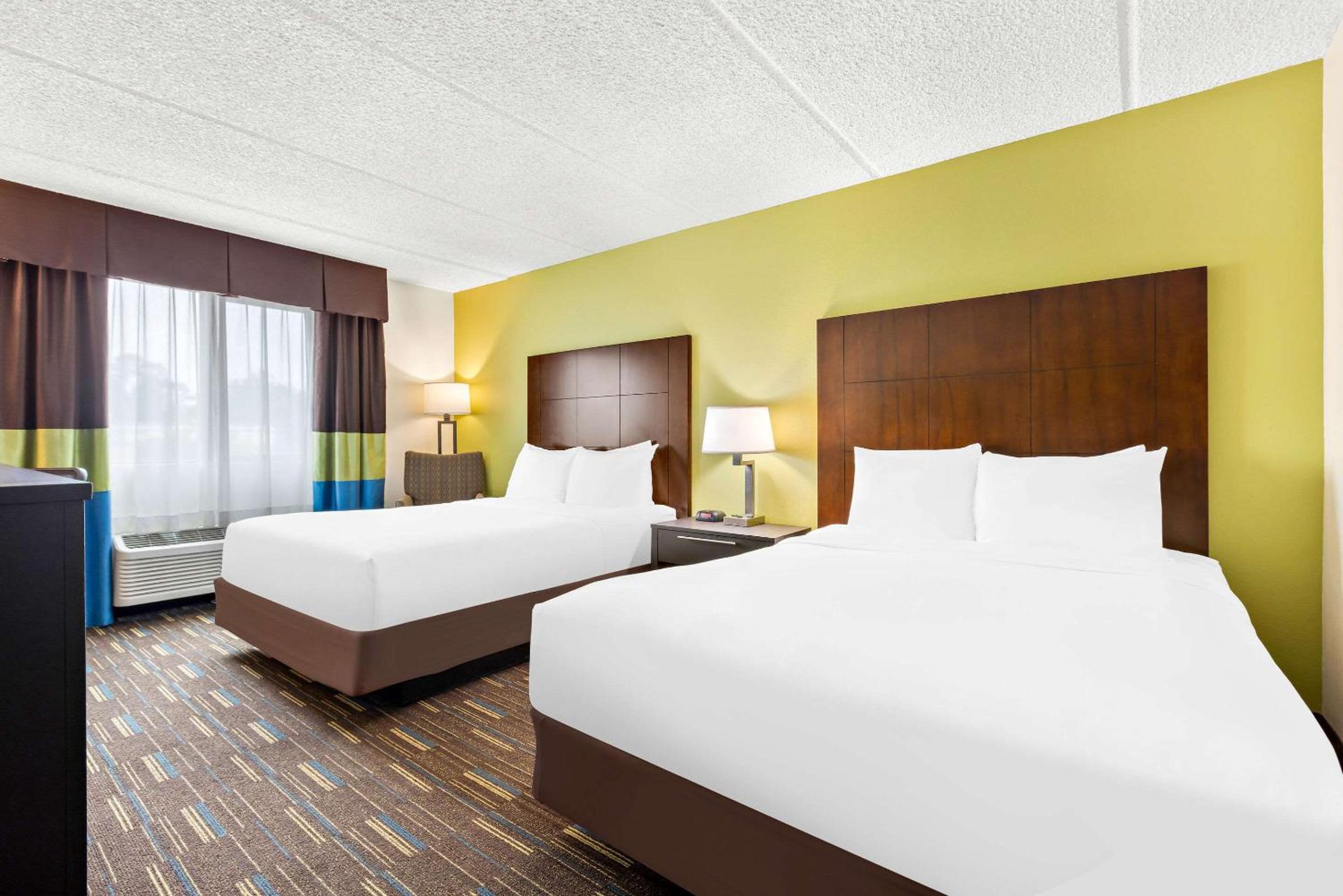 Queen Room with Two Queen Beds - Non-Smoking - Photo 5