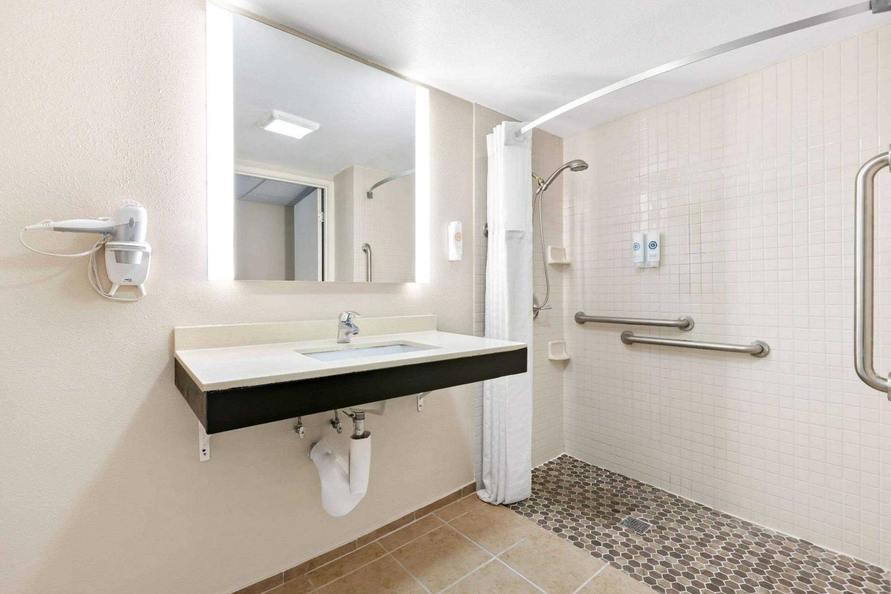 King Room with Accessible Roll in Shower - Non-Smoking - Photo 5
