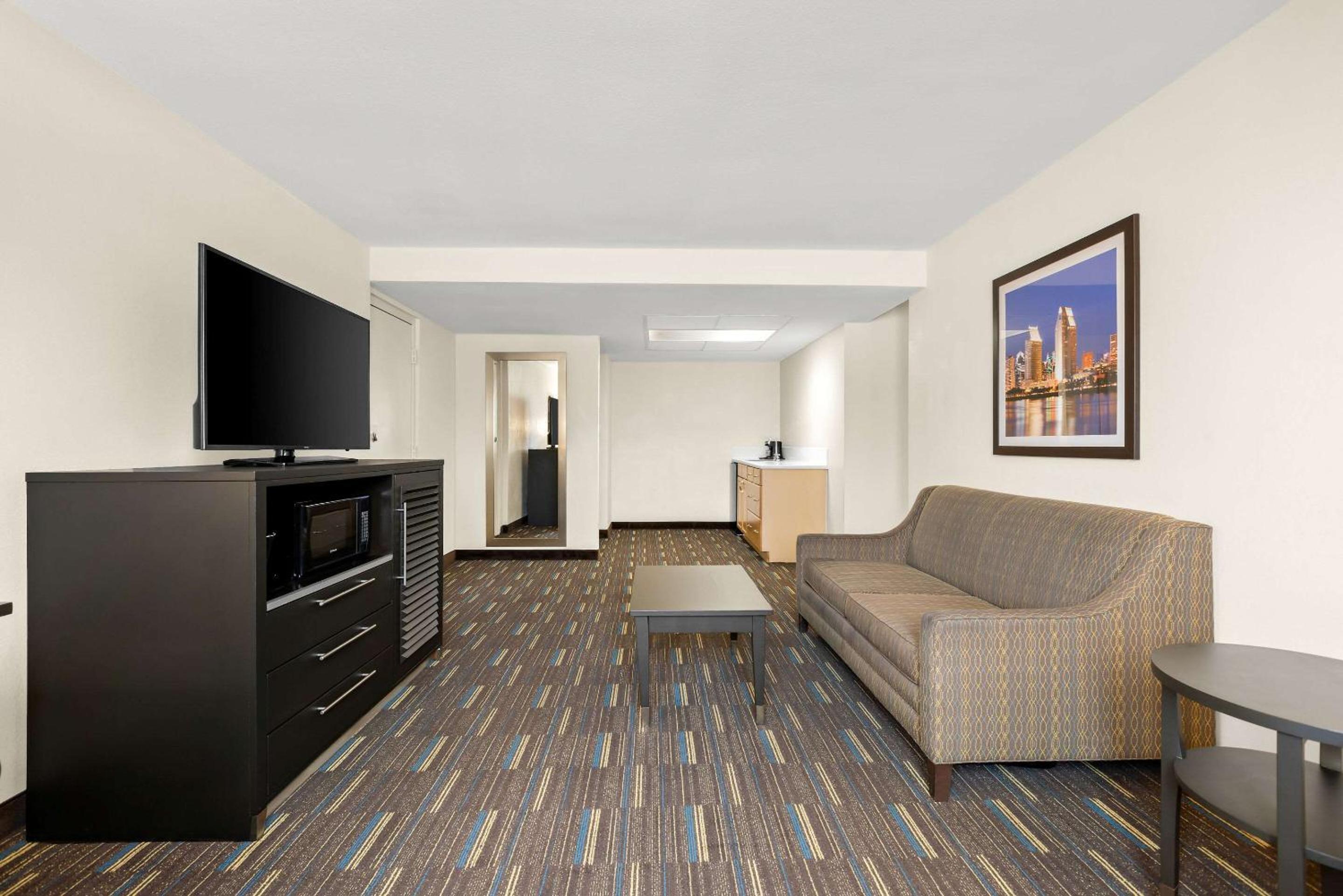 Superior Suite - Non-Smoking photo 3