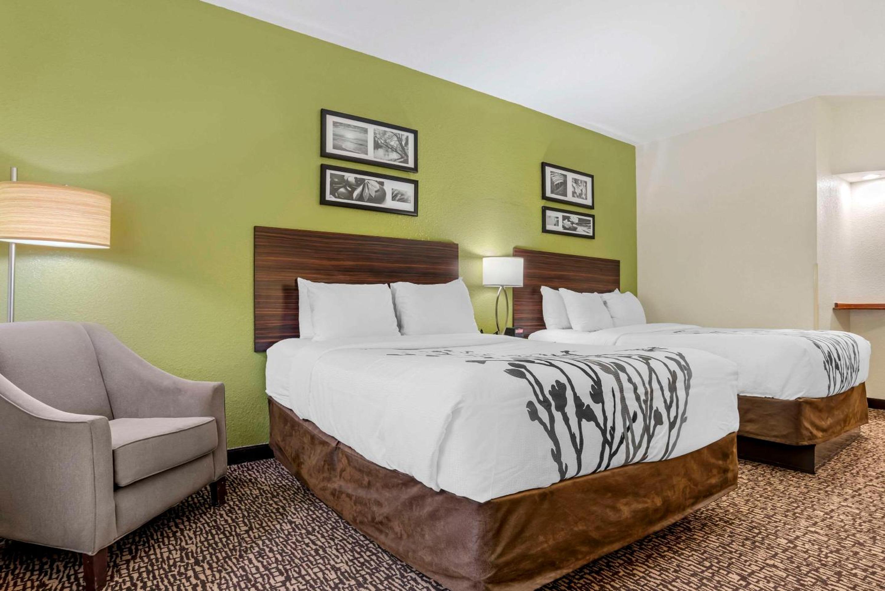 Queen Room with Two Queen Beds - Non-Smoking - Photo 1