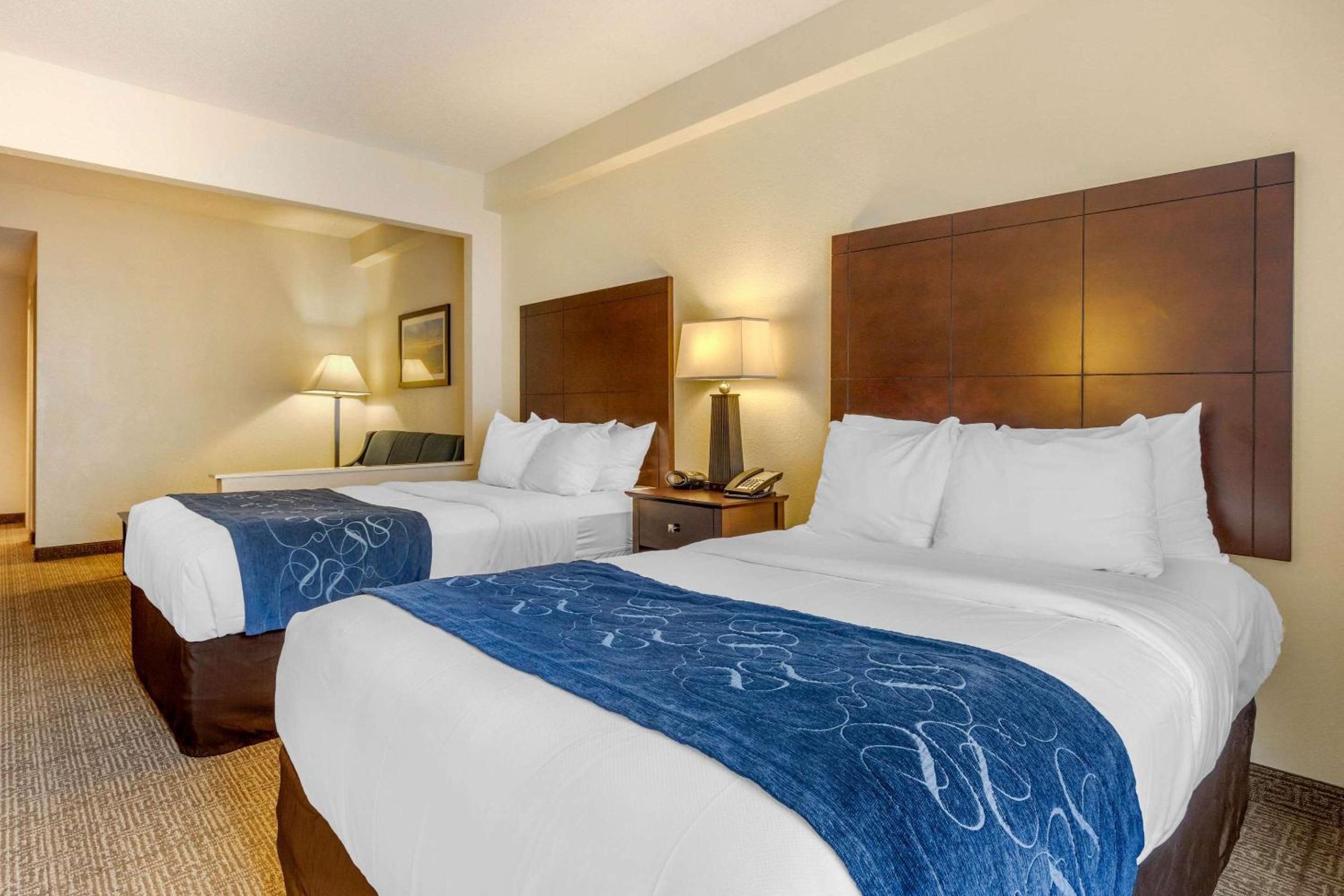Queen Room with Two Queen Beds - Non-Smoking photo 3