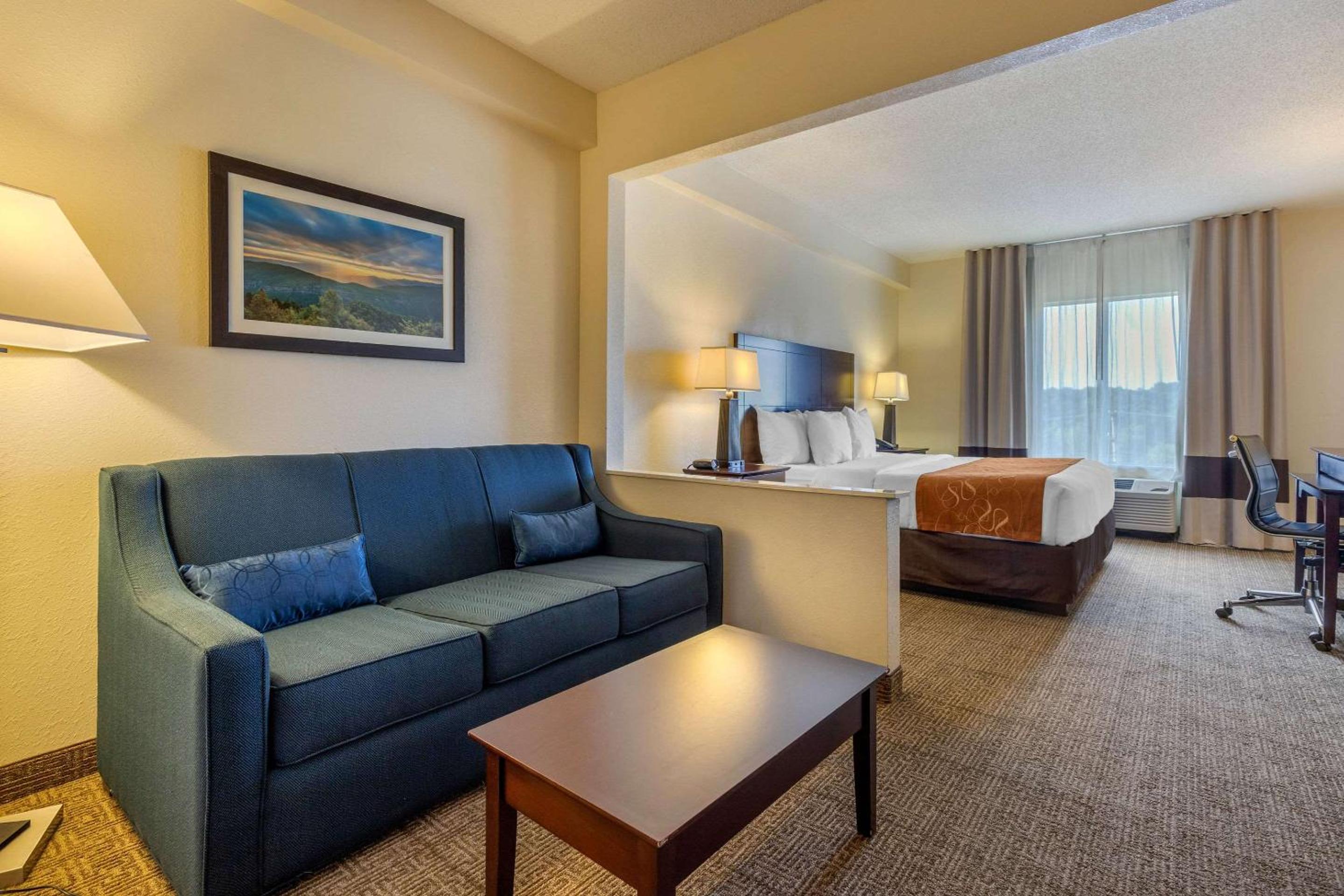 King Suite - Non-Smoking - Photo 3