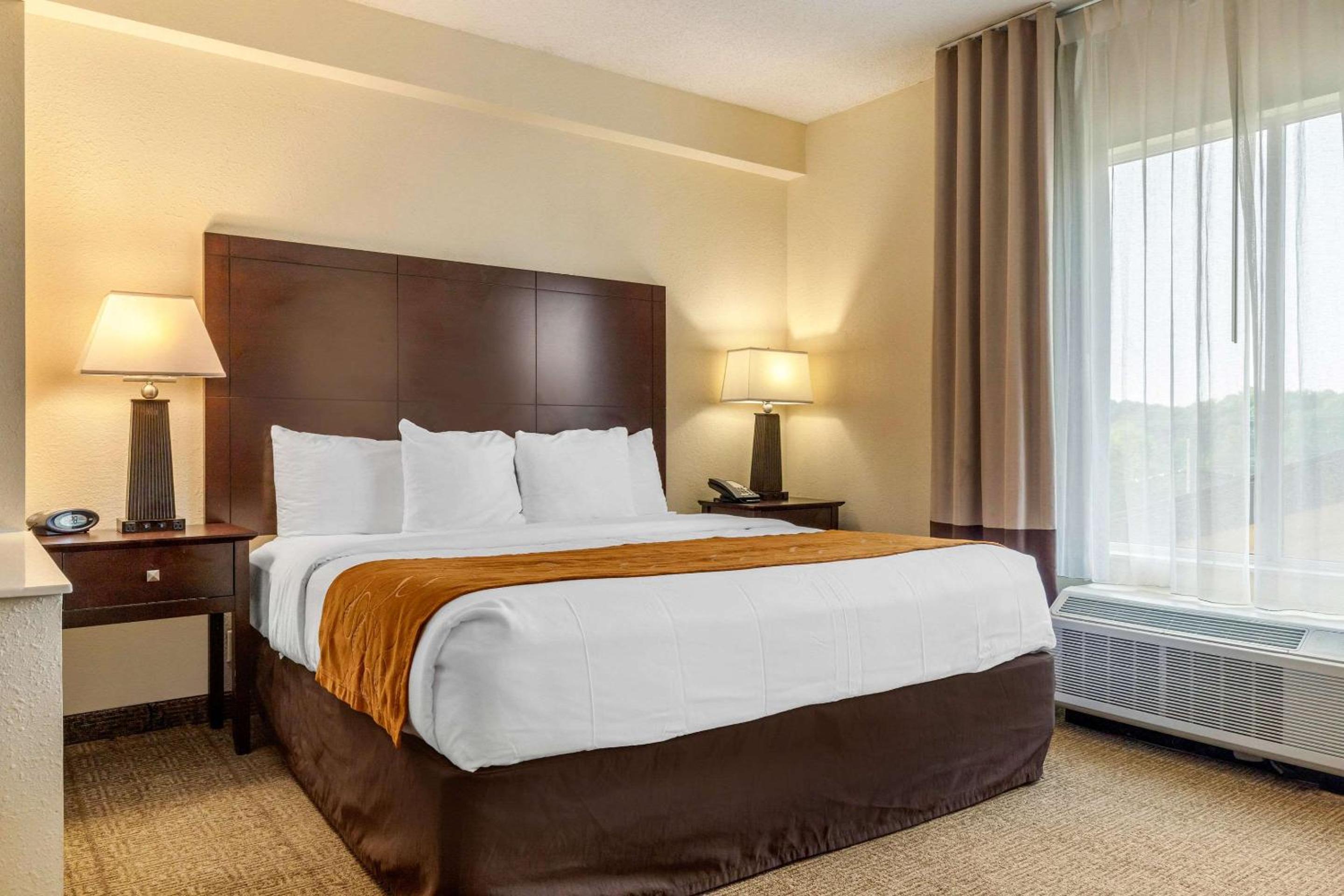 King Suite - Disability Access/Non-Smoking - Photo 5