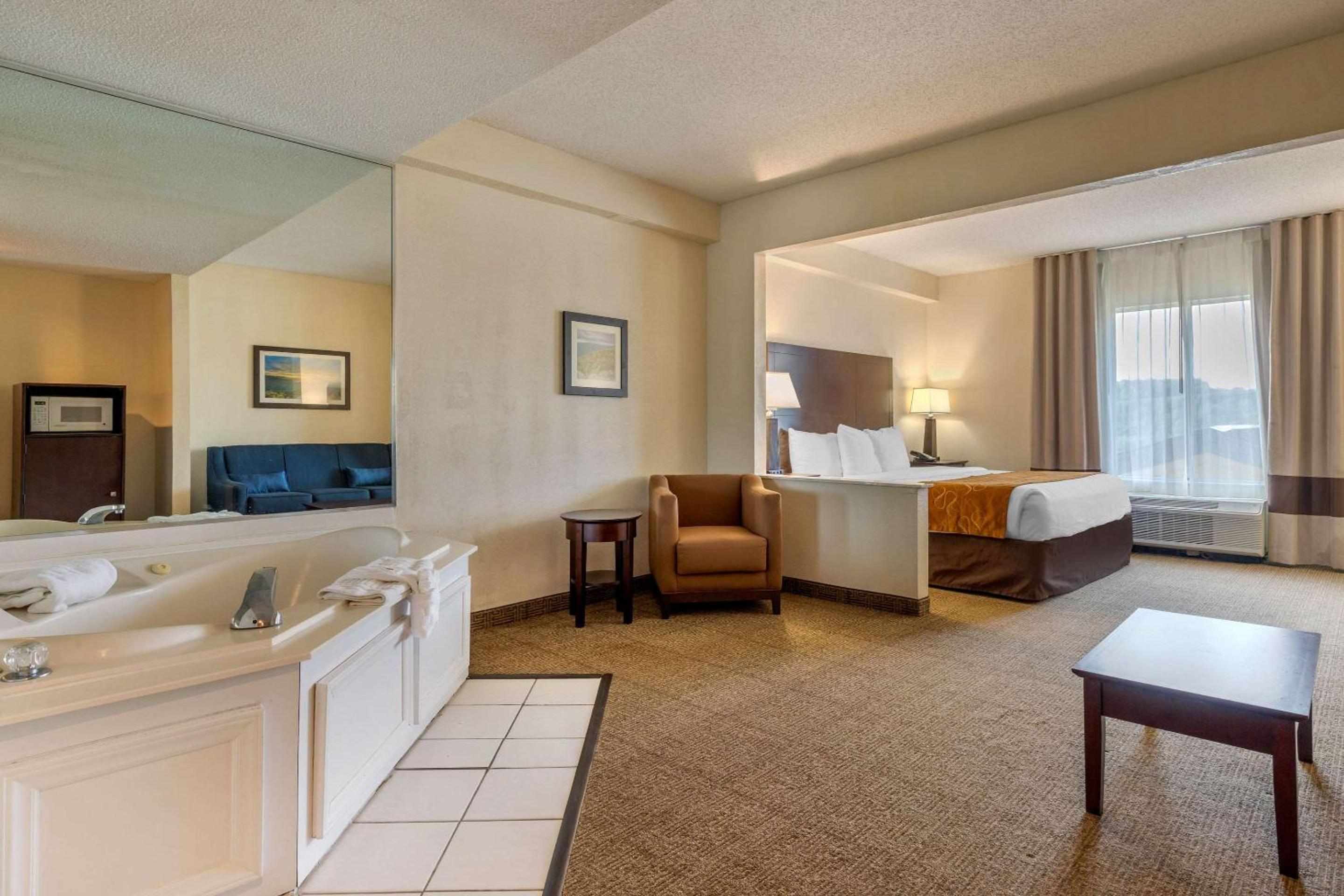 Standard King Suite - Non-Smoking - Photo 2
