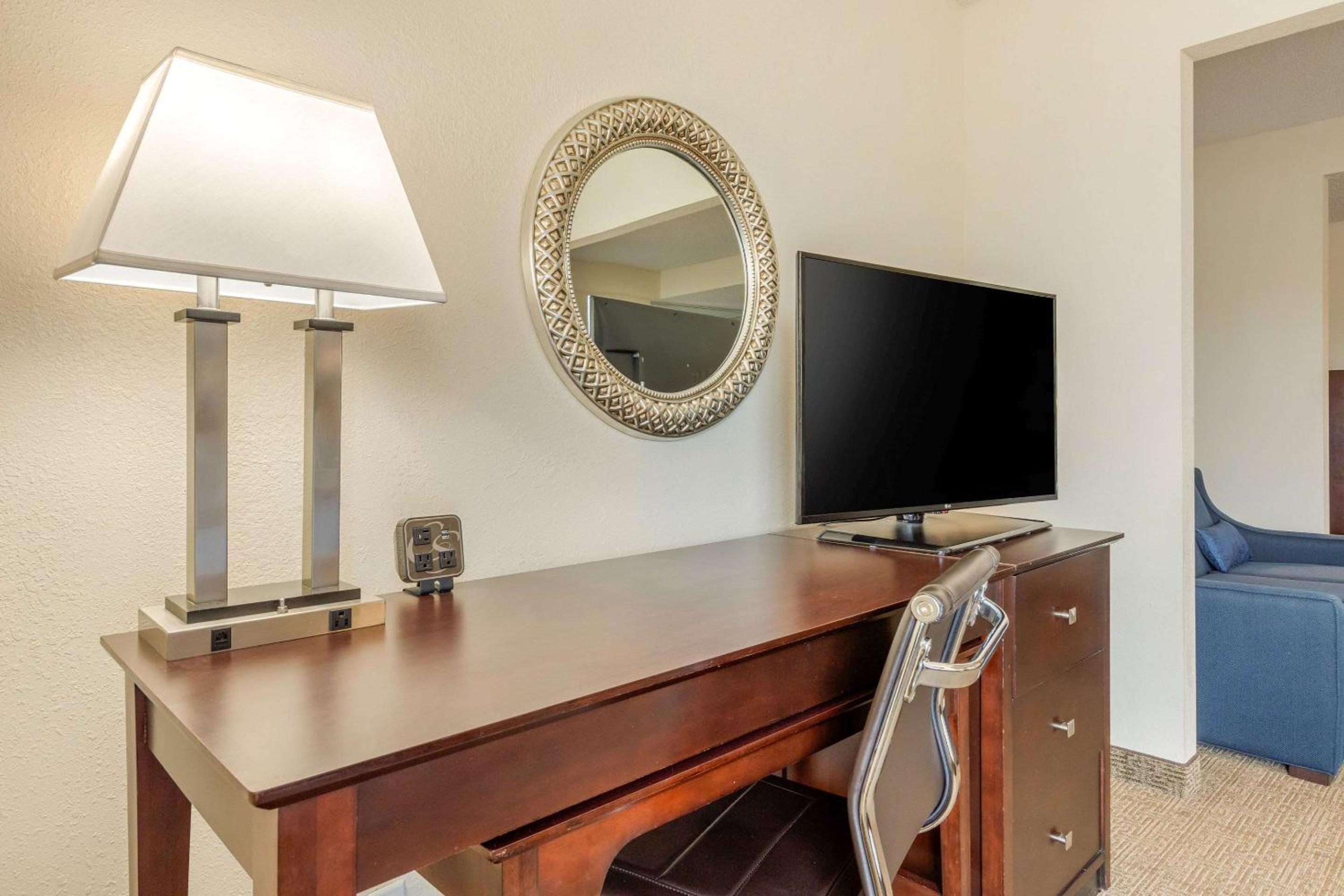 Standard King Suite - Non-Smoking - Photo 4