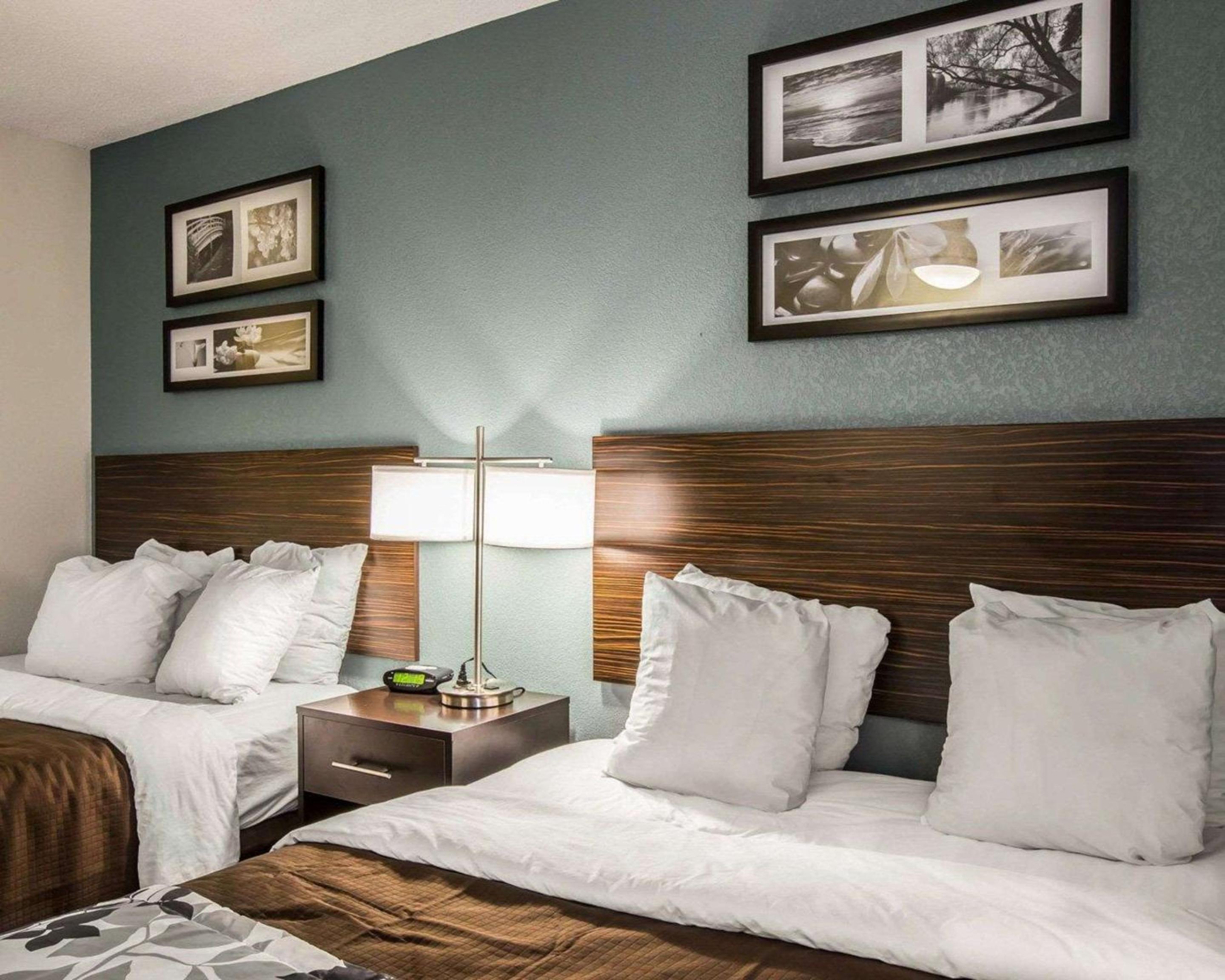 Queen Room with Two Queen Beds - Non-Smoking - Photo 4