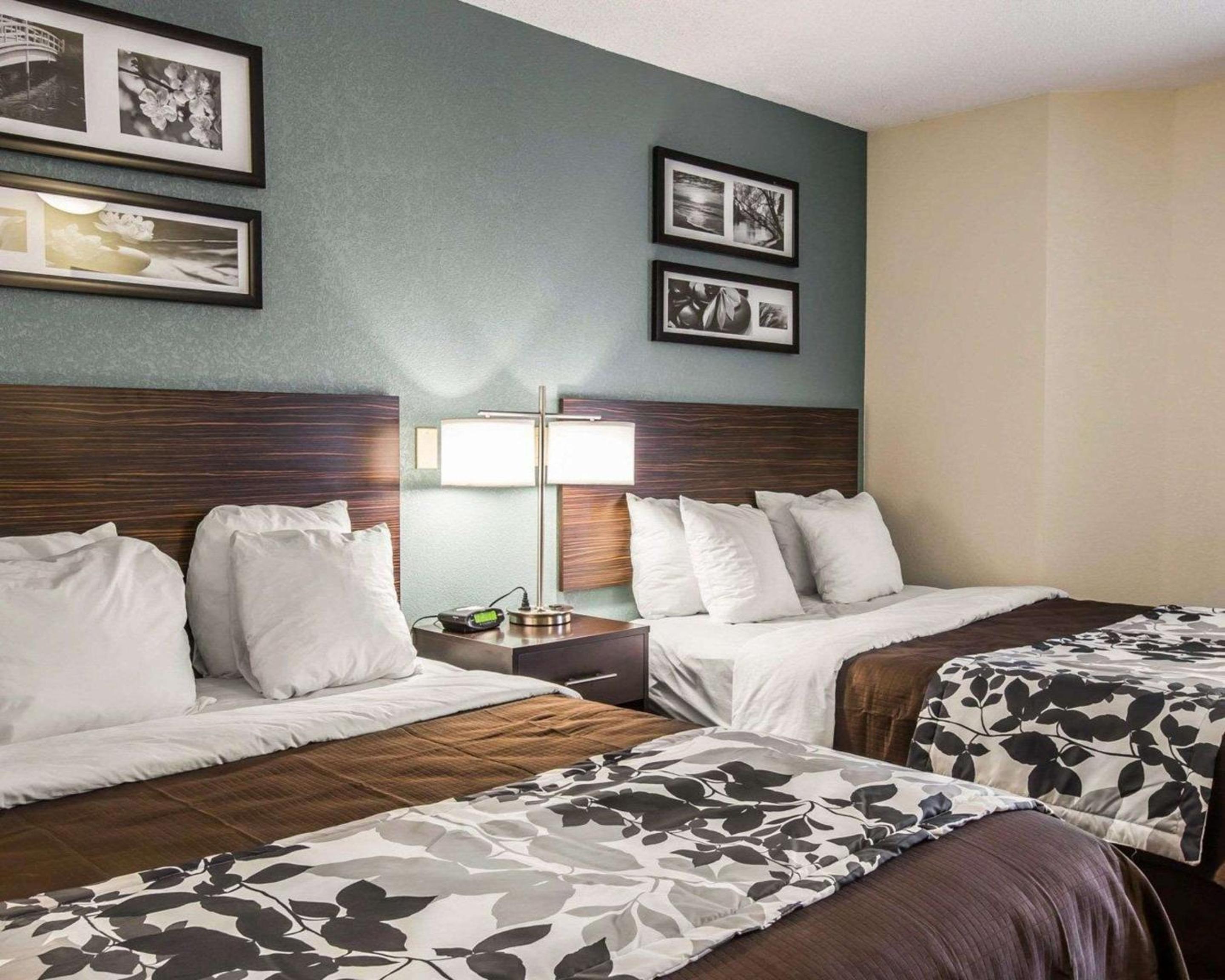 Queen Room with Two Queen Beds - Non-Smoking - Photo 1