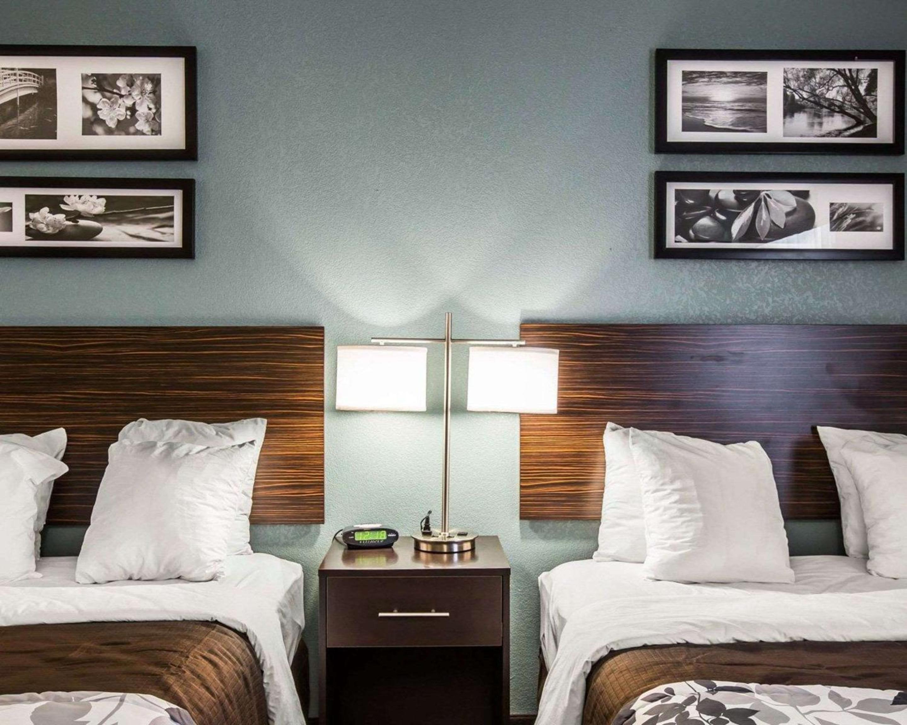 Queen Room with Two Queen Beds - Non-Smoking - Photo 2
