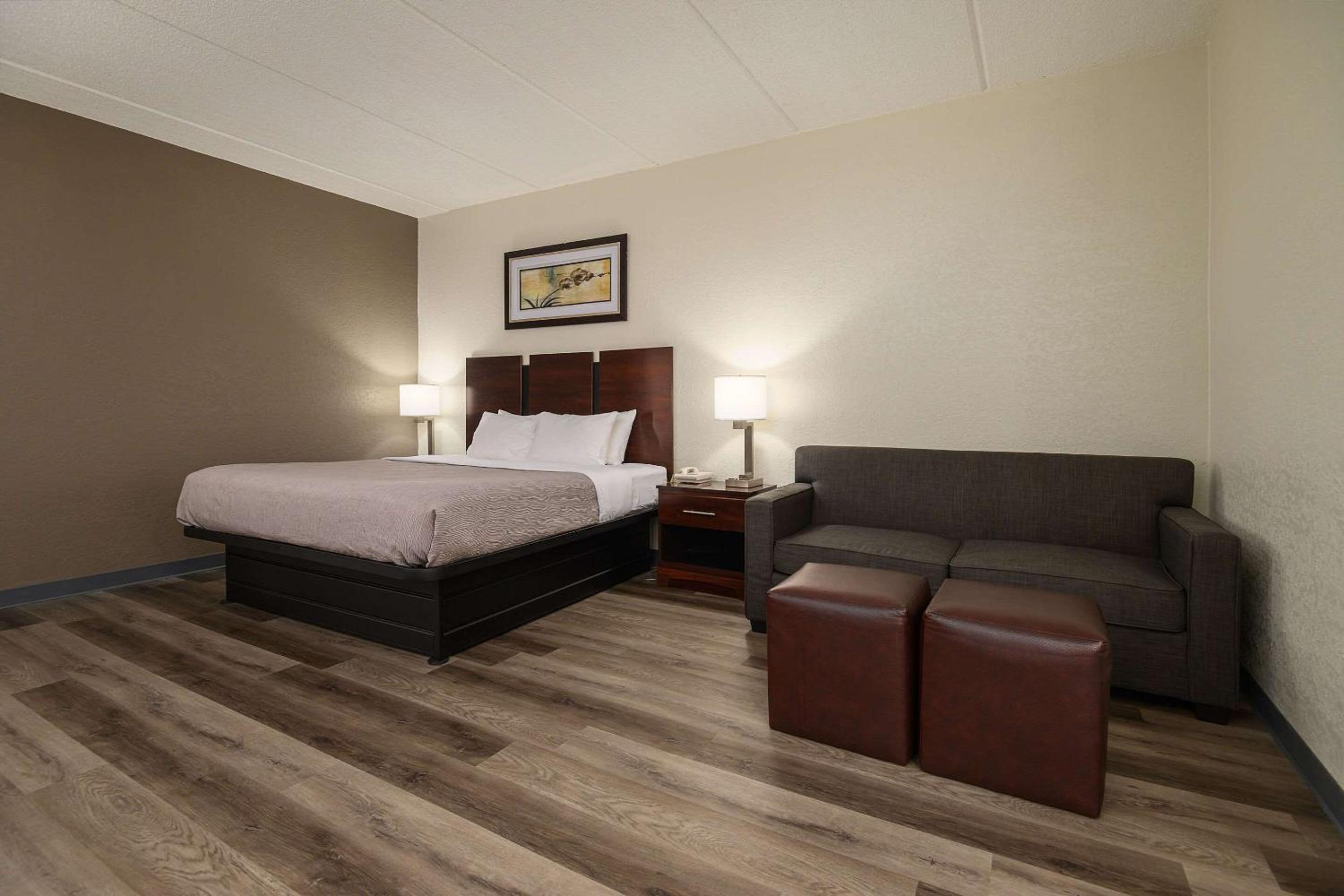 King Room - Non-Smoking - Photo 2