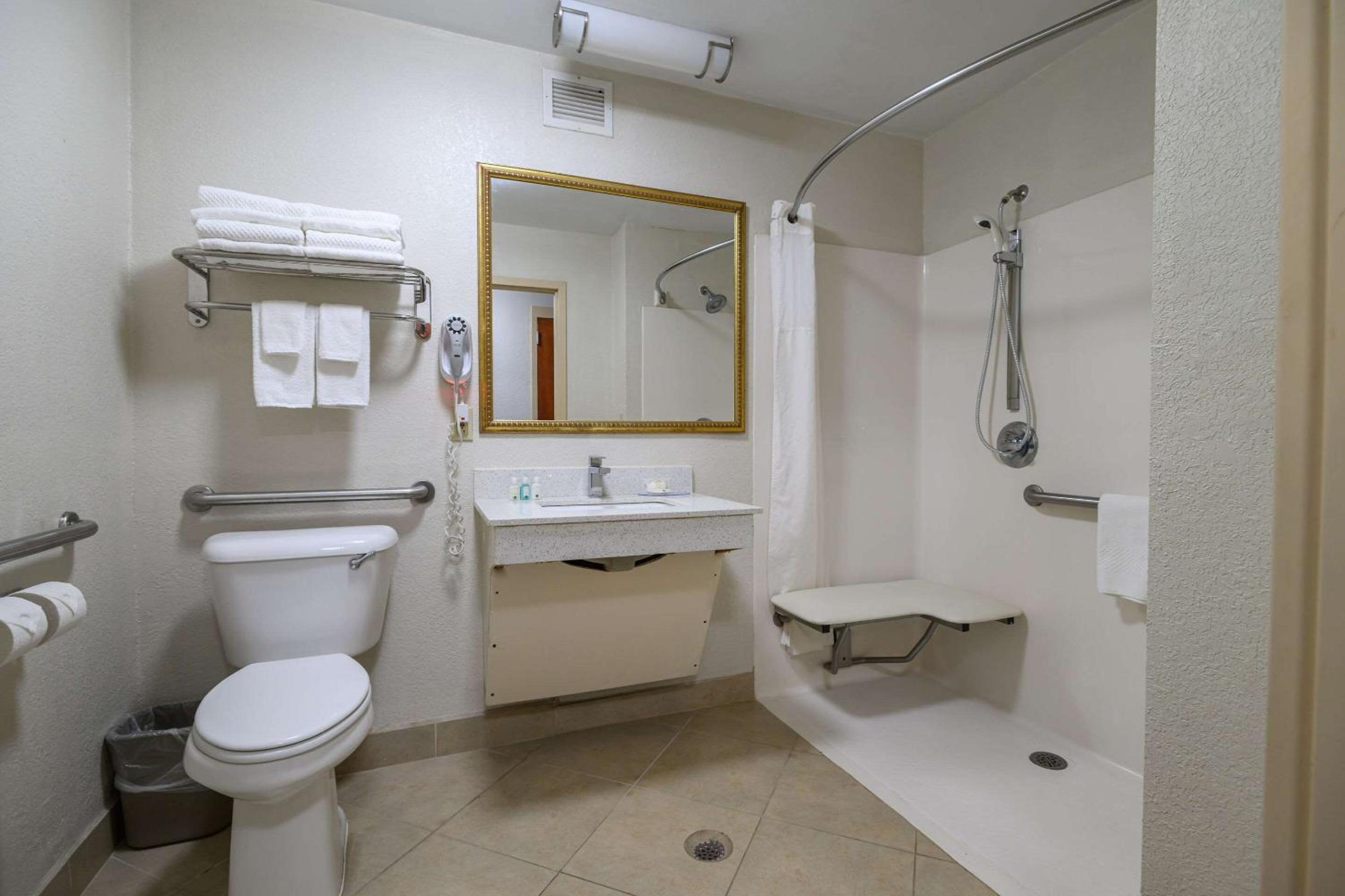 Queen Room with Two Queen Beds - Mobility Accessible/Non-Smoking - Photo 6