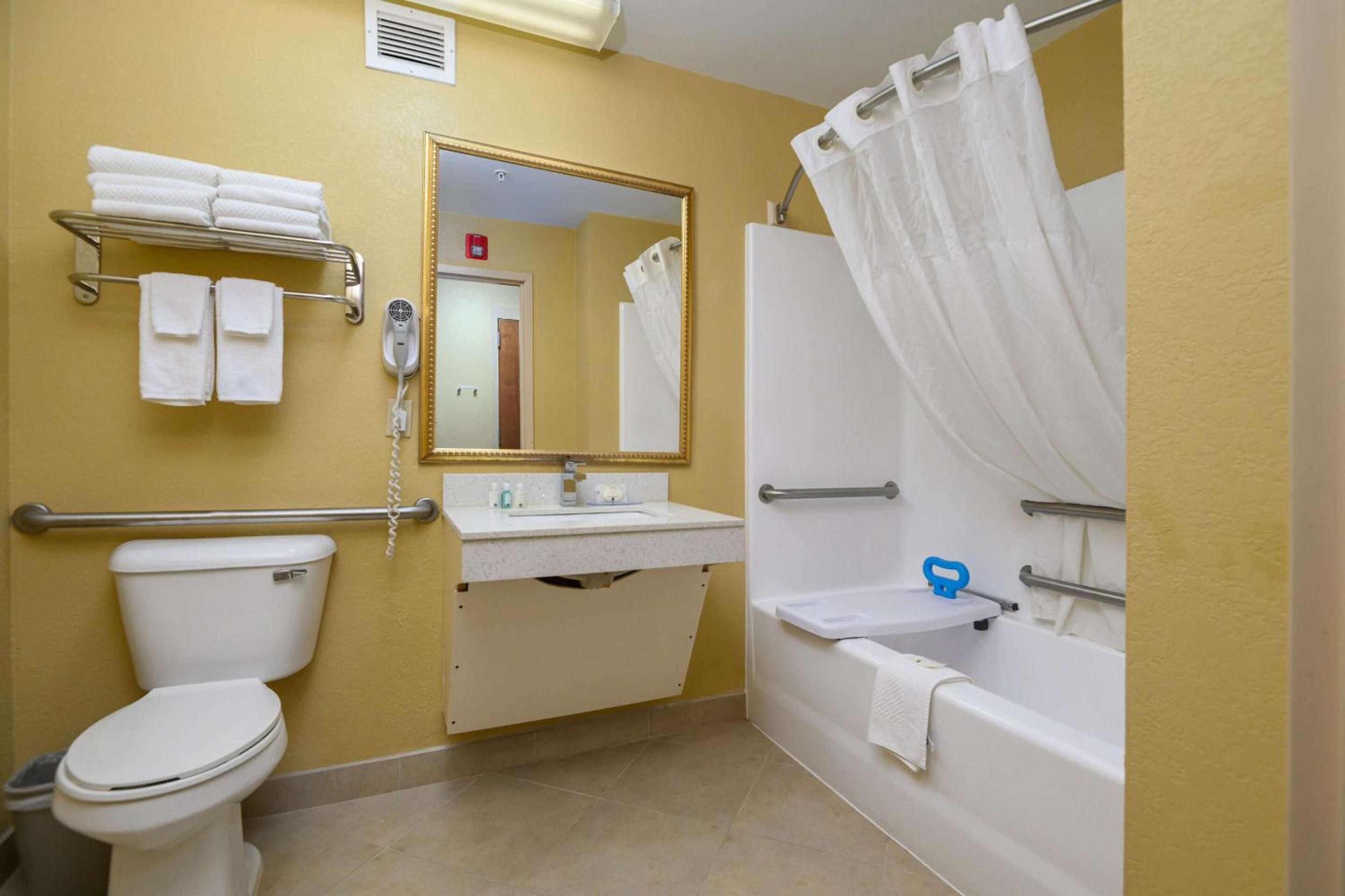 Queen Room with Two Queen Beds - Mobility Accessible/Non-Smoking - Photo 7