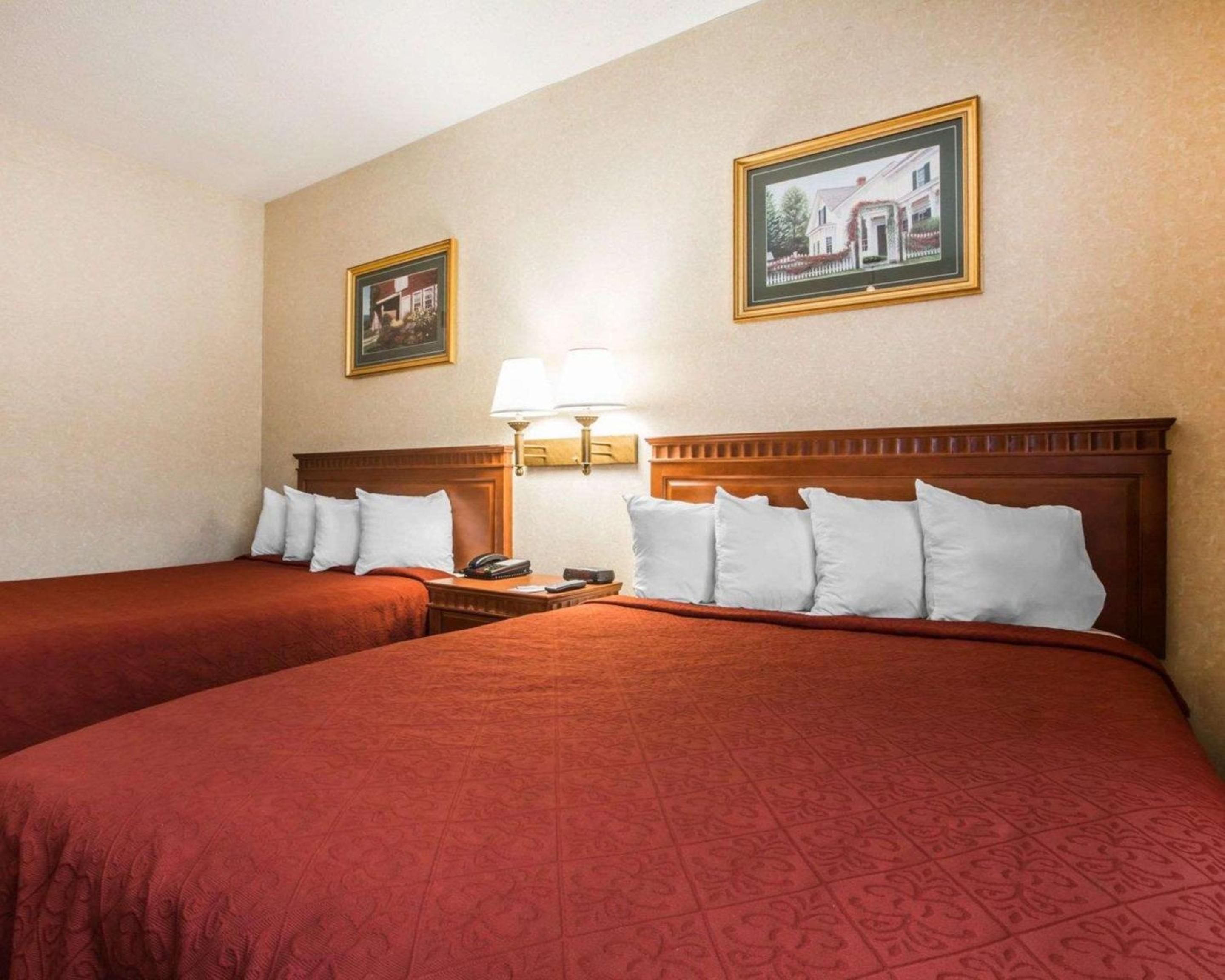 Queen Room with Two Queen Beds - Non-Smoking photo 2