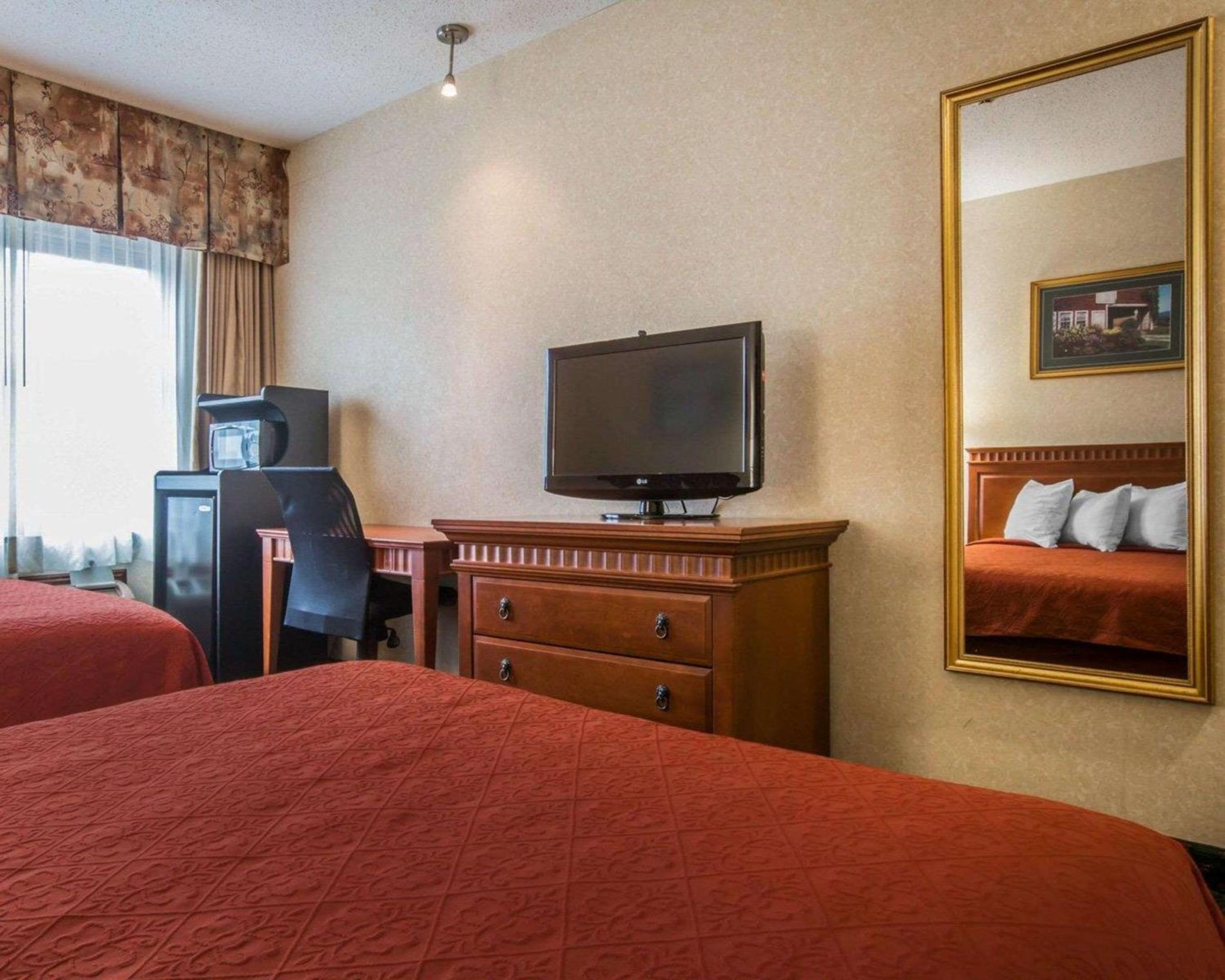 Queen Room with Two Queen Beds - Non-Smoking photo 3